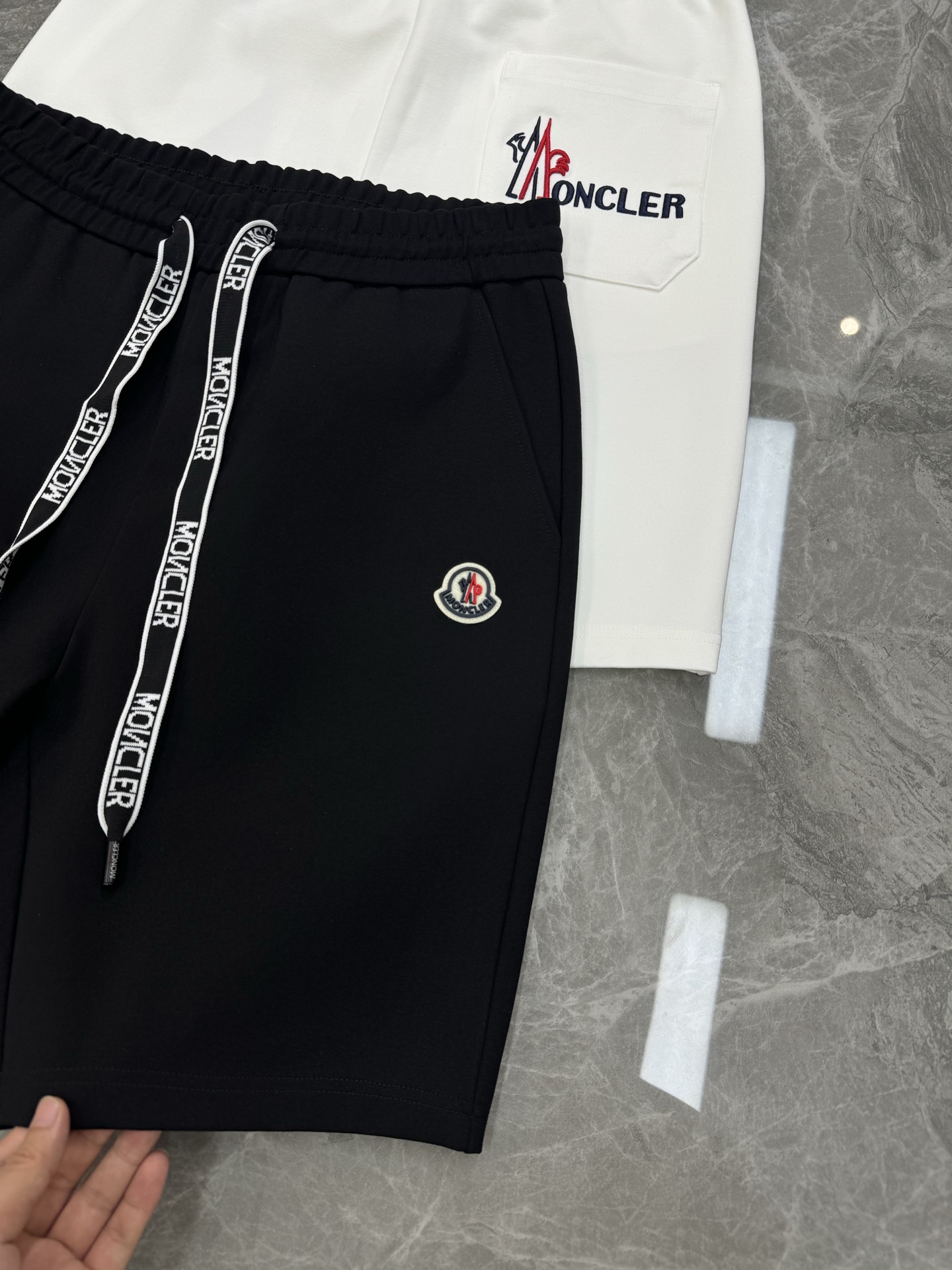 Moncler蒙口*25s潮牌五分短裤❤️男女同款！休闲运动风格.经典大牌新推系列将吊绳字母搭配图形巧妙