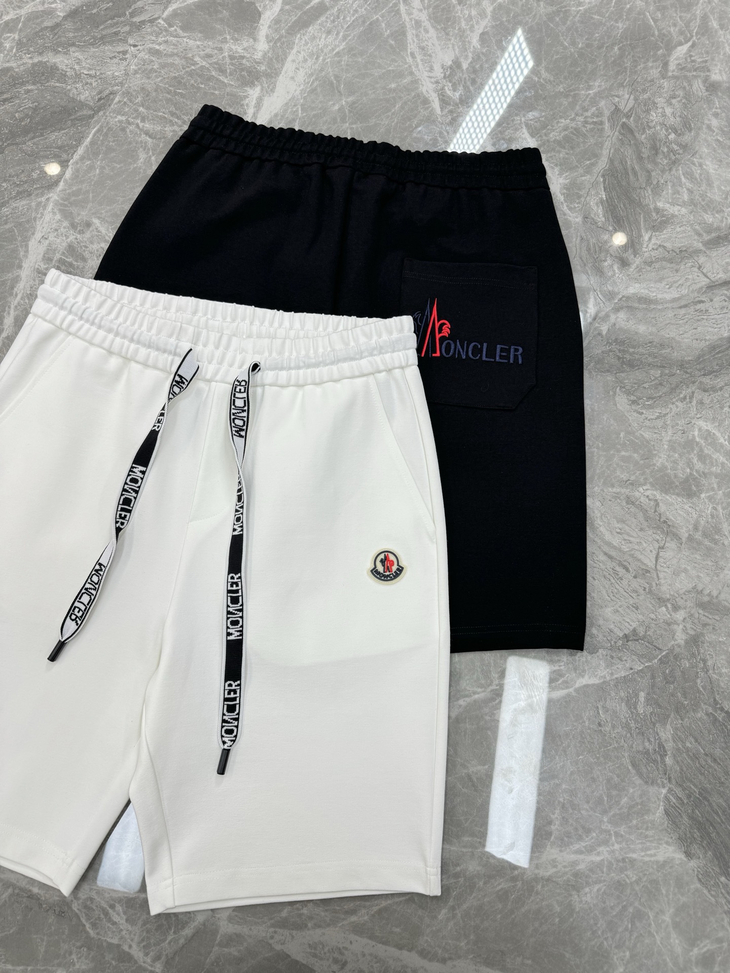 Moncler蒙口*25s潮牌五分短裤❤️男女同款！休闲运动风格.经典大牌新推系列将吊绳字母搭配图形巧妙