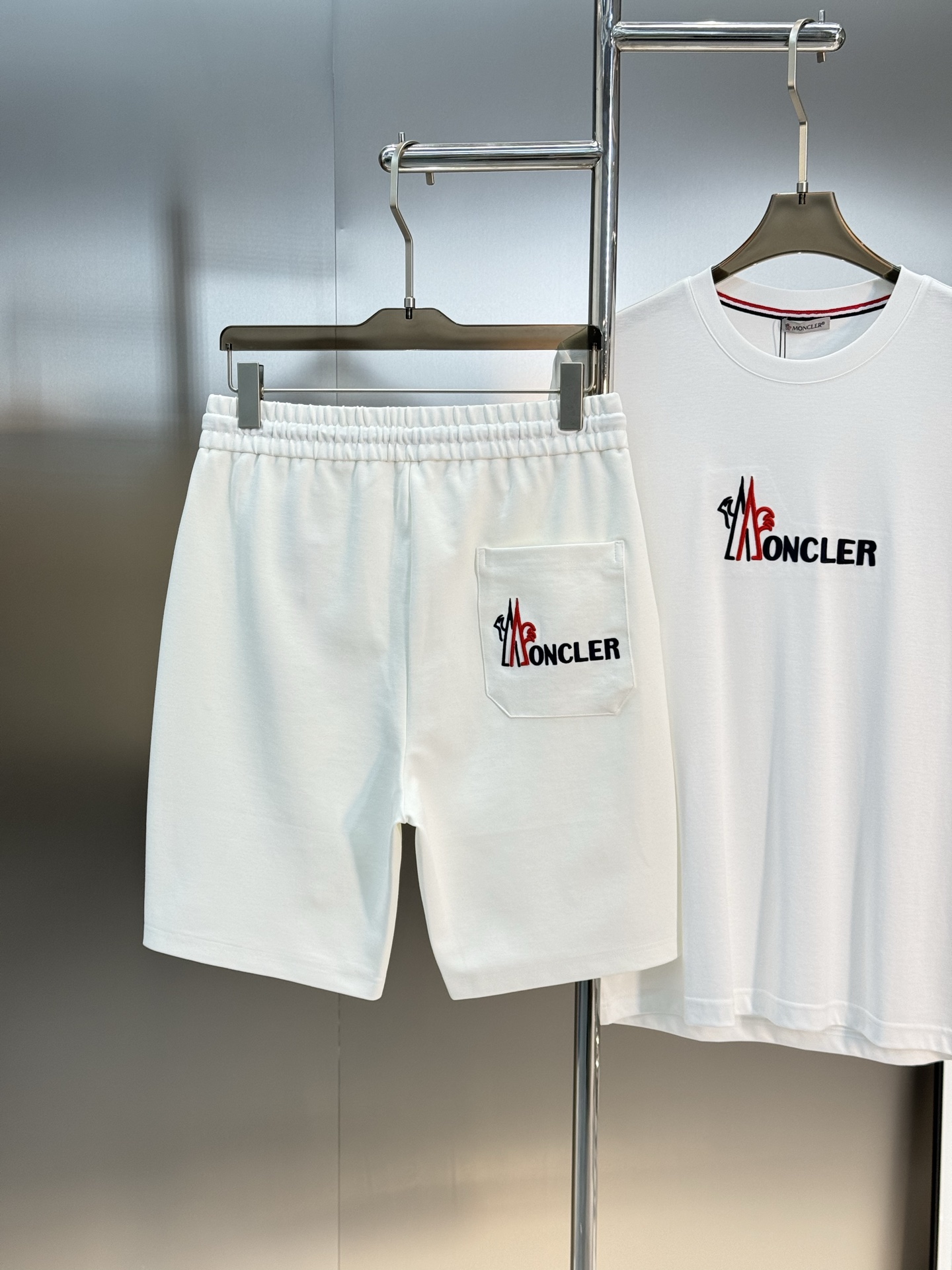 Moncler蒙口*25s潮牌五分短裤❤️男女同款！休闲运动风格.经典大牌新推系列将吊绳字母搭配图形巧妙