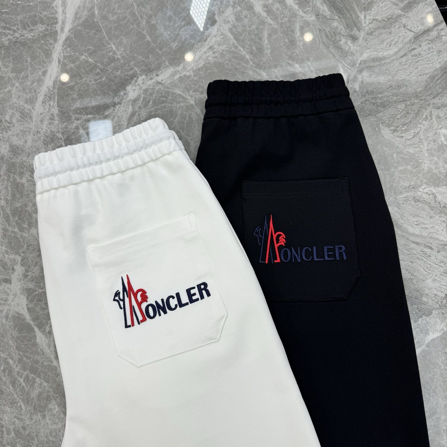 Moncler蒙口*25s潮牌五分短裤❤️男女同款！休闲运动风格.经典大牌新推系列将吊绳字母搭配图形巧妙