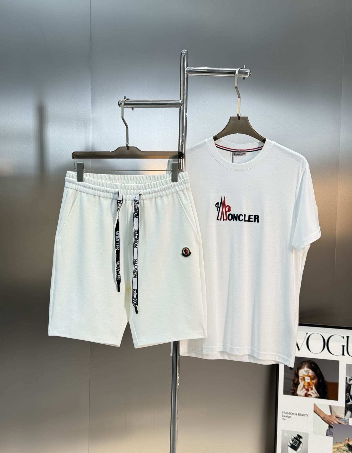 NO:439122,Short-sleeved shorts Moncler covert *25s trendy five-point shorts for men and women!  Casual sports style. The new classic brand new series cleverly integrates the letters of hanging ropes with graphics into sportswear design. Classic small hats embroidered with badges under the pocket. The back pocket brand letter logo is heavy industry three-dimensional embroidery. Classic blue and red color matching. The original hanging rope embellishes. A series of sports style items full of retro style are shaped to show exquisite style. The imported high-density brocade cotton fabric is preferred. It has a thick and dense feel!  Awesome pop sport style!  Color black. White. Number of code M-3XL/29-36 (S and 4xl can be customized)/140 jin recommended L, Moncler, shorts, T-shirt, hats, alexander wang19860909短袖短裤 Moncler蒙口*25s潮牌五分短裤男女同款！休闲运动风格.经典大牌新推系列将吊绳字母搭配图形巧妙融入运动装设计,经典小帽子绣花徽章字口袋下方点缀.后口袋品牌字母标识重工立体绣花.经典蓝红色彩搭配.原版吊绳点缀.塑就一系列充满复古风情的运动风单品.彰显精致格调.优选进口高密度锦棉面料.且手感厚实绵密！超赞的流行运动风格！颜色黑色.白色.码数M-3XL/29-36（S和4xl可订做）/140斤建议L,,Moncler,shorts,T-shirt,hats,alexander wang,Men's clothing