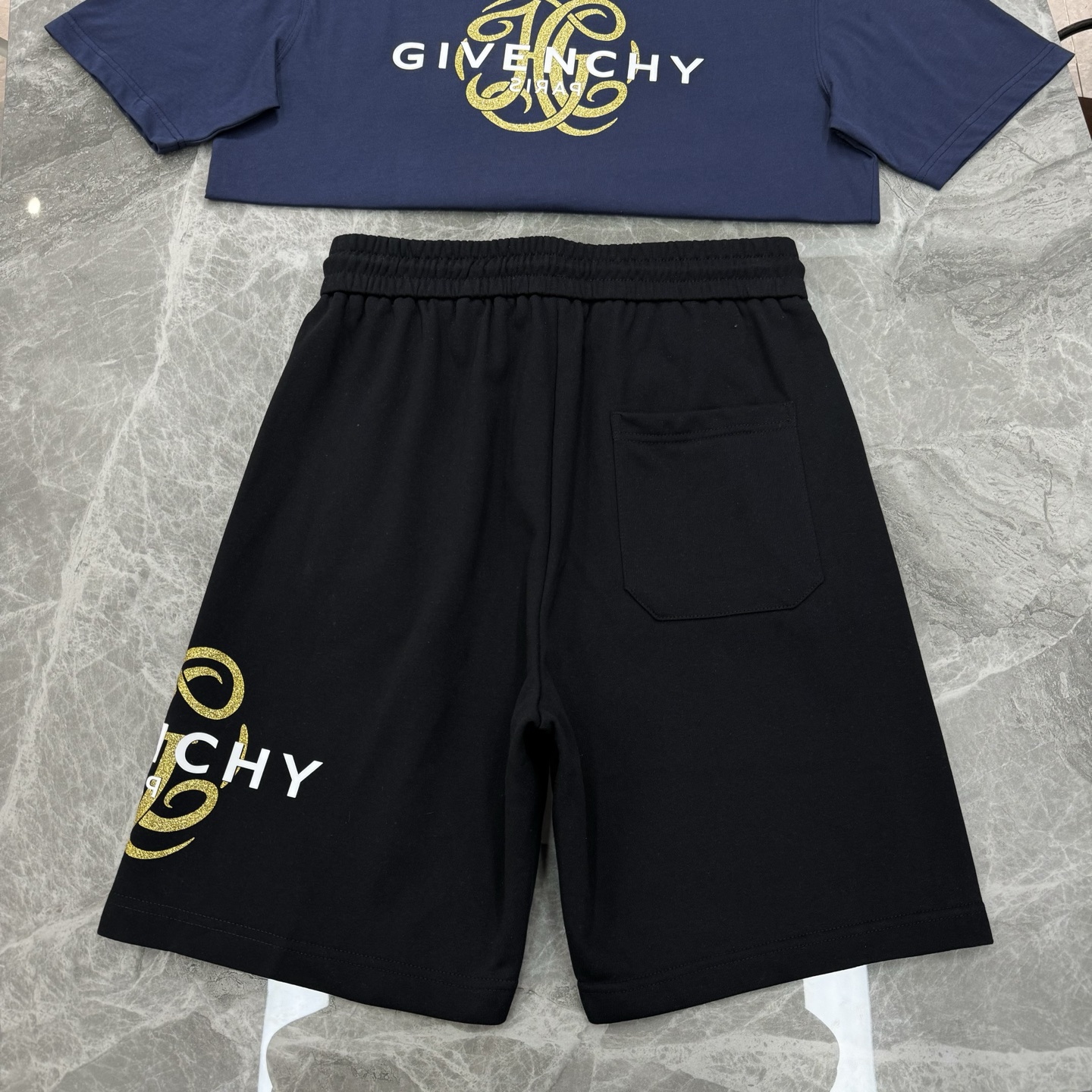 短袖 短裤
        Givenchy纪梵希新款短裤推荐～25S五分休闲短裤.男女同款！侧身无缝工