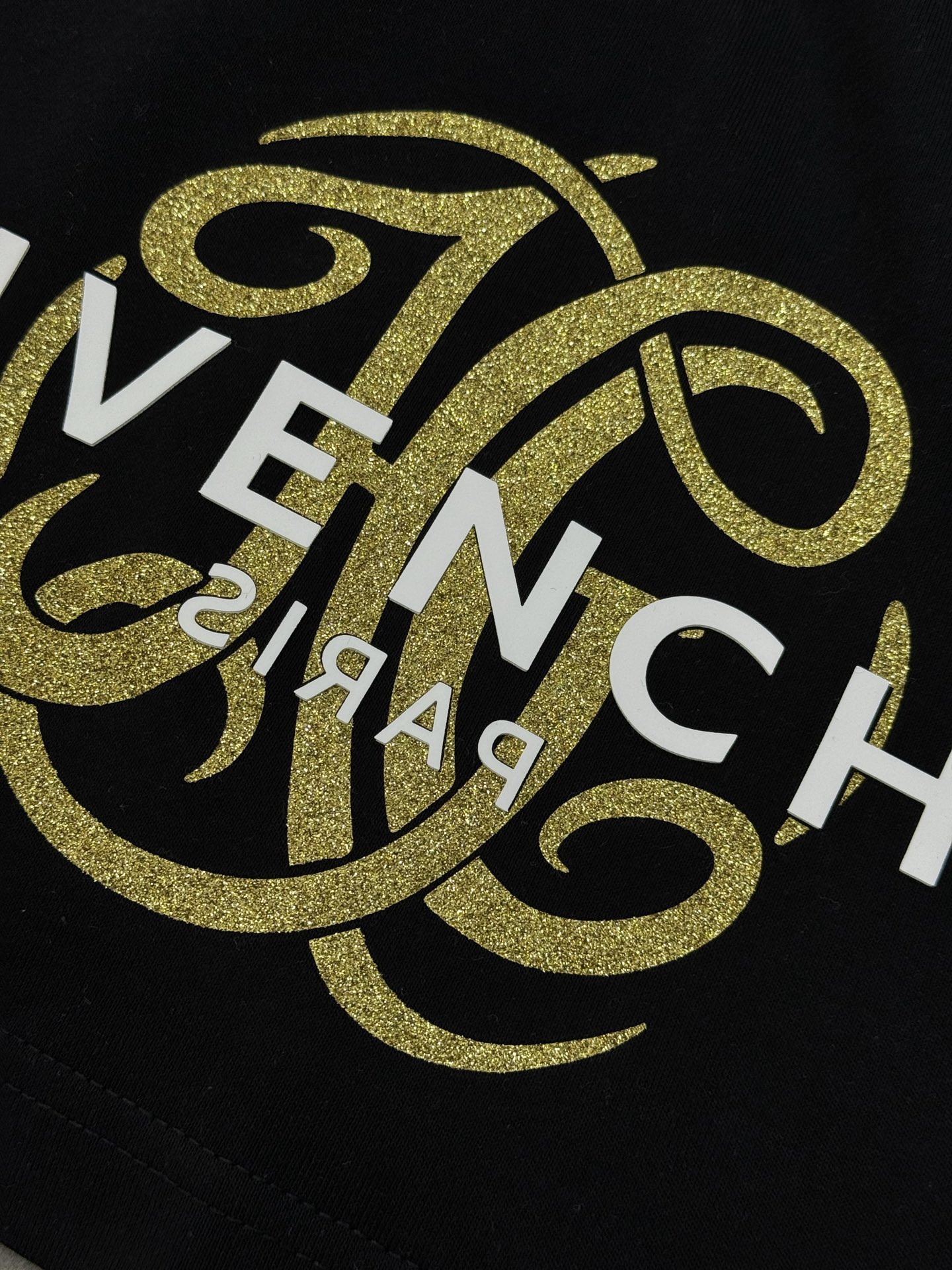 短袖 短裤
        Givenchy纪梵希新款短裤推荐～25S五分休闲短裤.男女同款！侧身无缝工