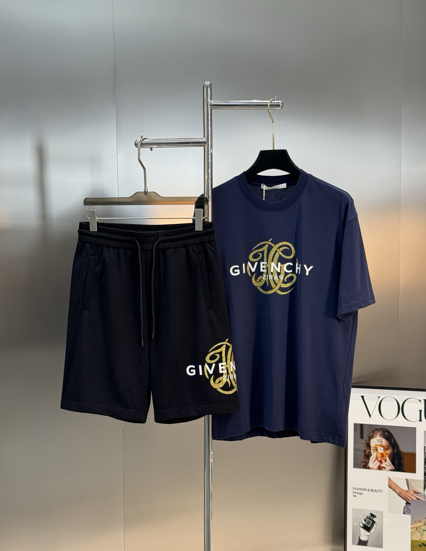 短袖 短裤
        Givenchy纪梵希新款短裤推荐～25S五分休闲短裤.男女同款！侧身无缝工