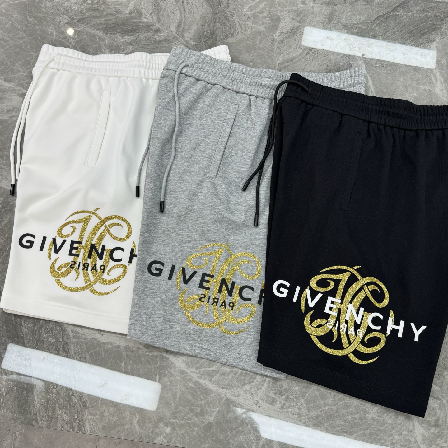 短袖 短裤
        Givenchy纪梵希新款短裤推荐～25S五分休闲短裤.男女同款！侧身无缝工