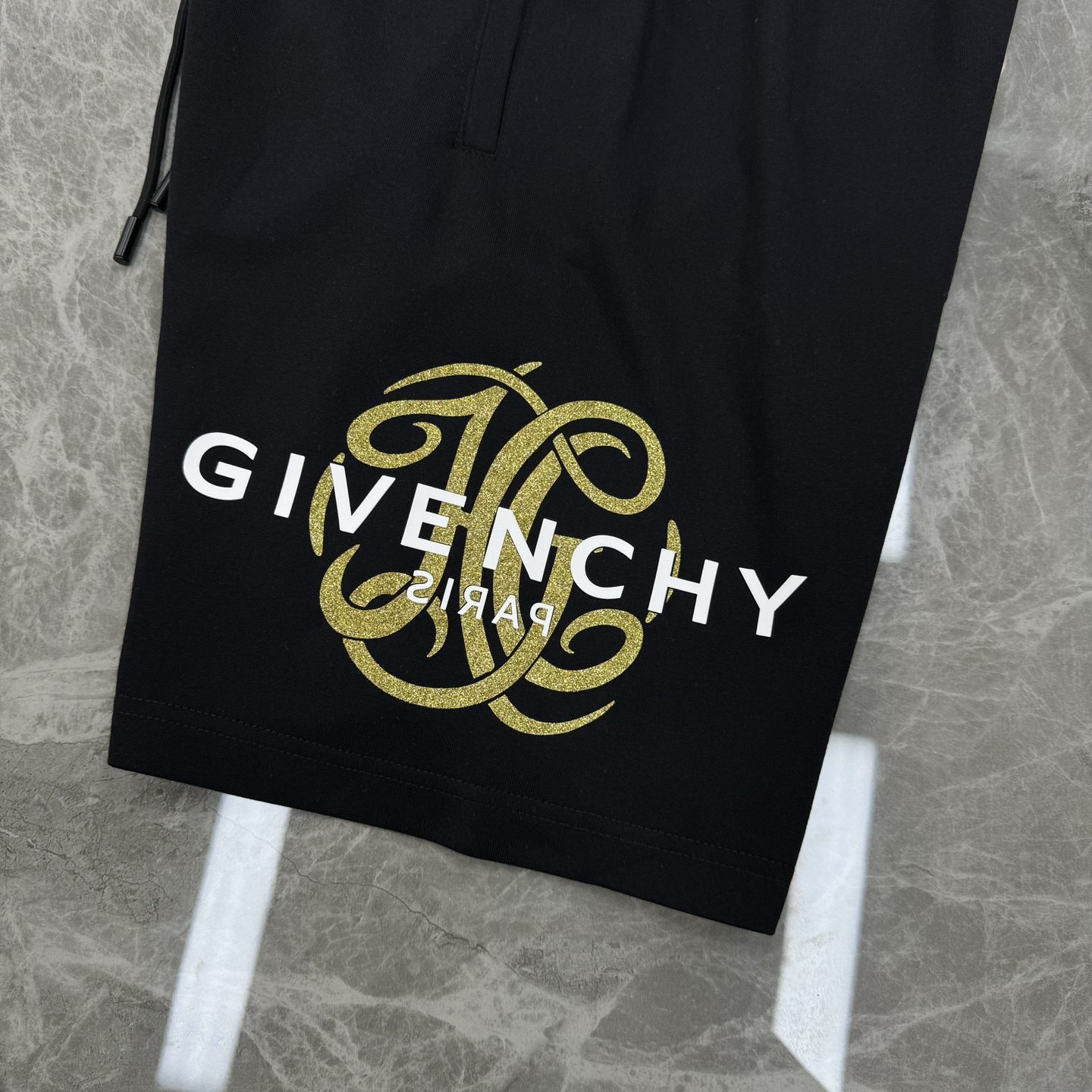 短袖 短裤
        Givenchy纪梵希新款短裤推荐～25S五分休闲短裤.男女同款！侧身无缝工