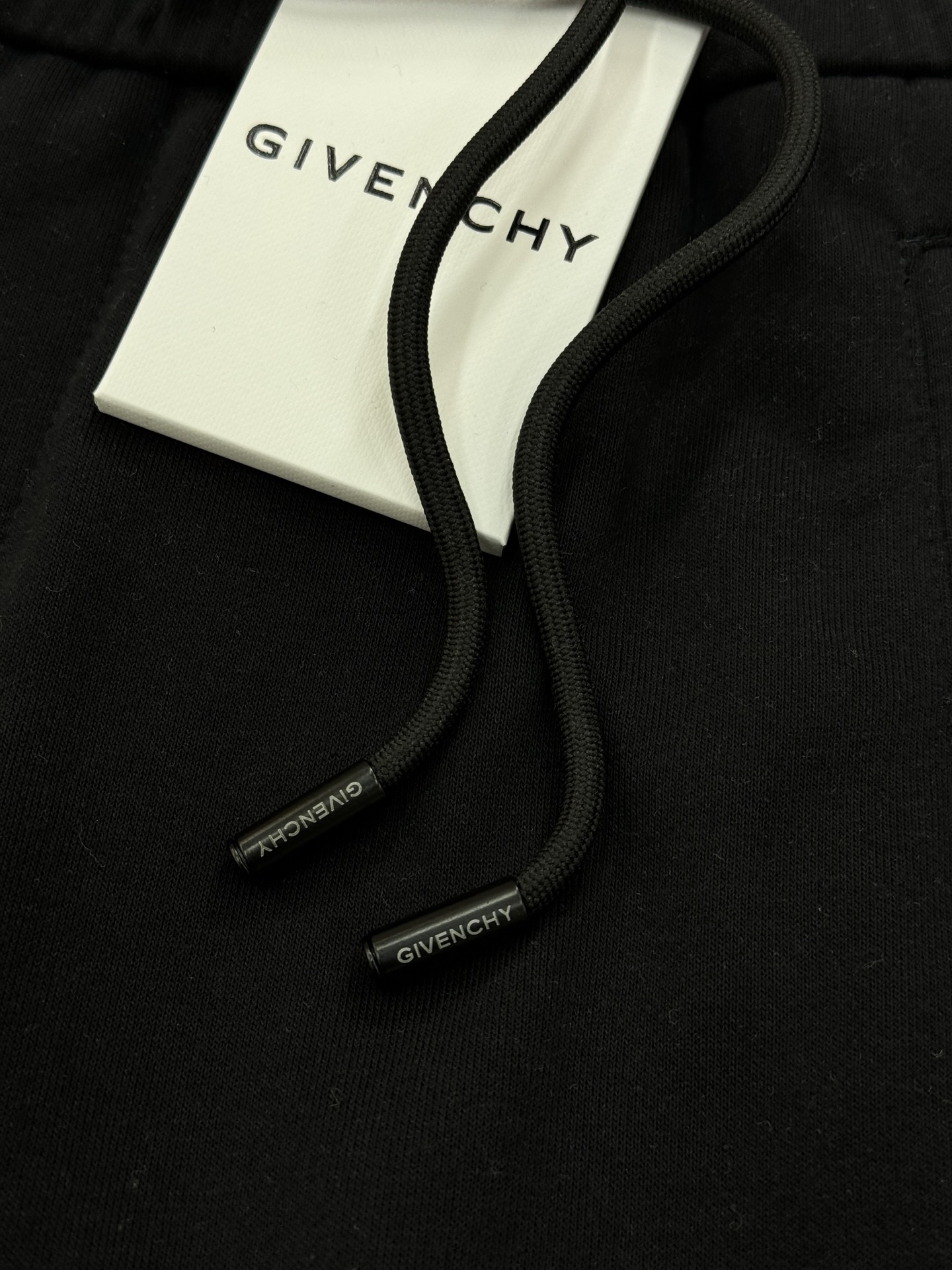 短袖 短裤
        Givenchy纪梵希新款短裤推荐～25S五分休闲短裤.男女同款！侧身无缝工