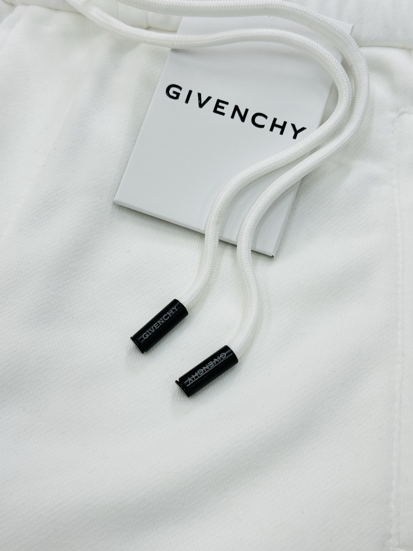 短袖 短裤
        Givenchy纪梵希新款短裤推荐～25S五分休闲短裤.男女同款！侧身无缝工