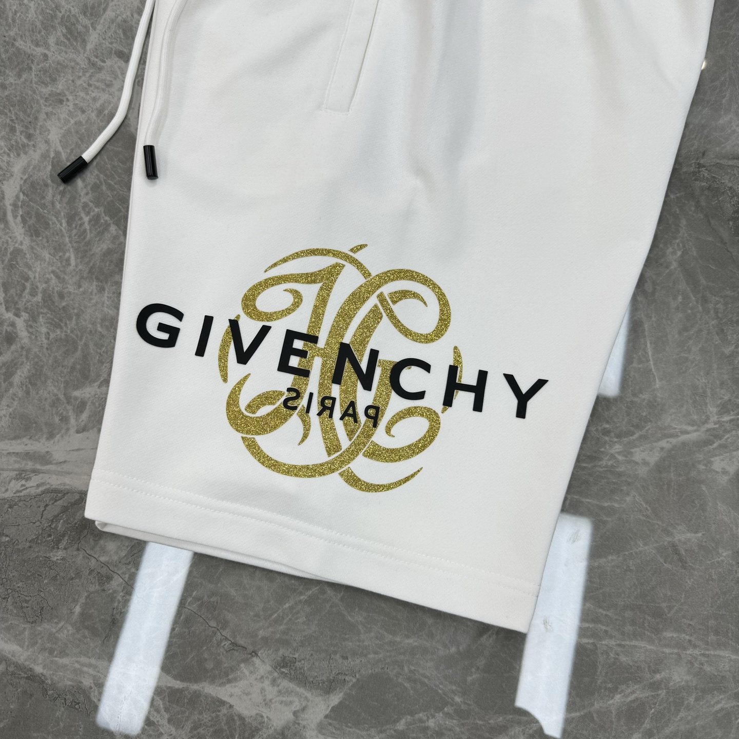 短袖 短裤
        Givenchy纪梵希新款短裤推荐～25S五分休闲短裤.男女同款！侧身无缝工