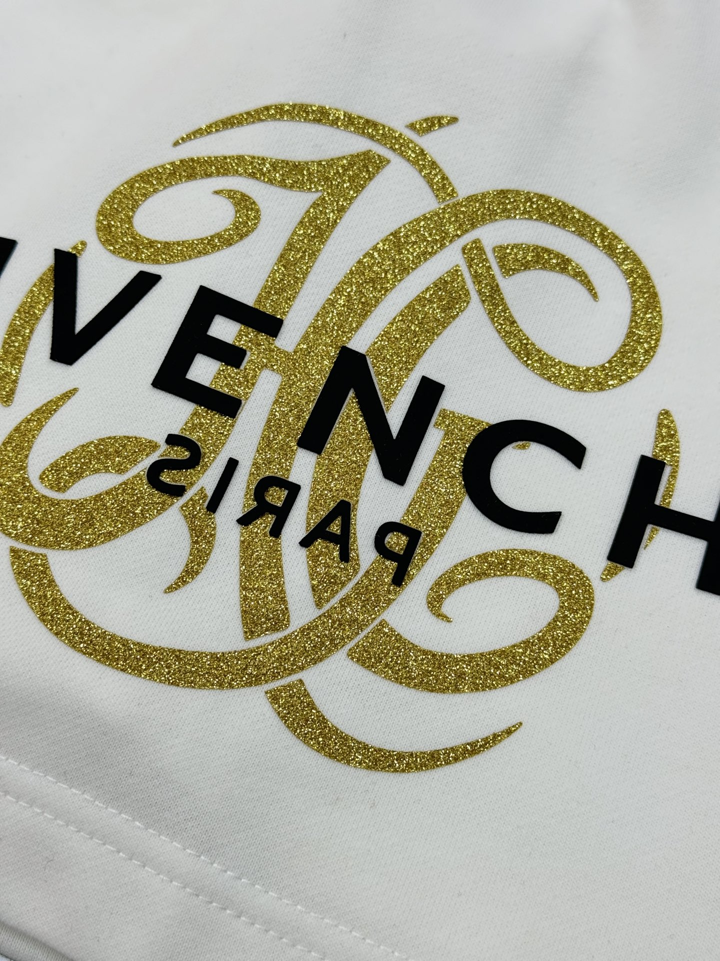 短袖 短裤
        Givenchy纪梵希新款短裤推荐～25S五分休闲短裤.男女同款！侧身无缝工