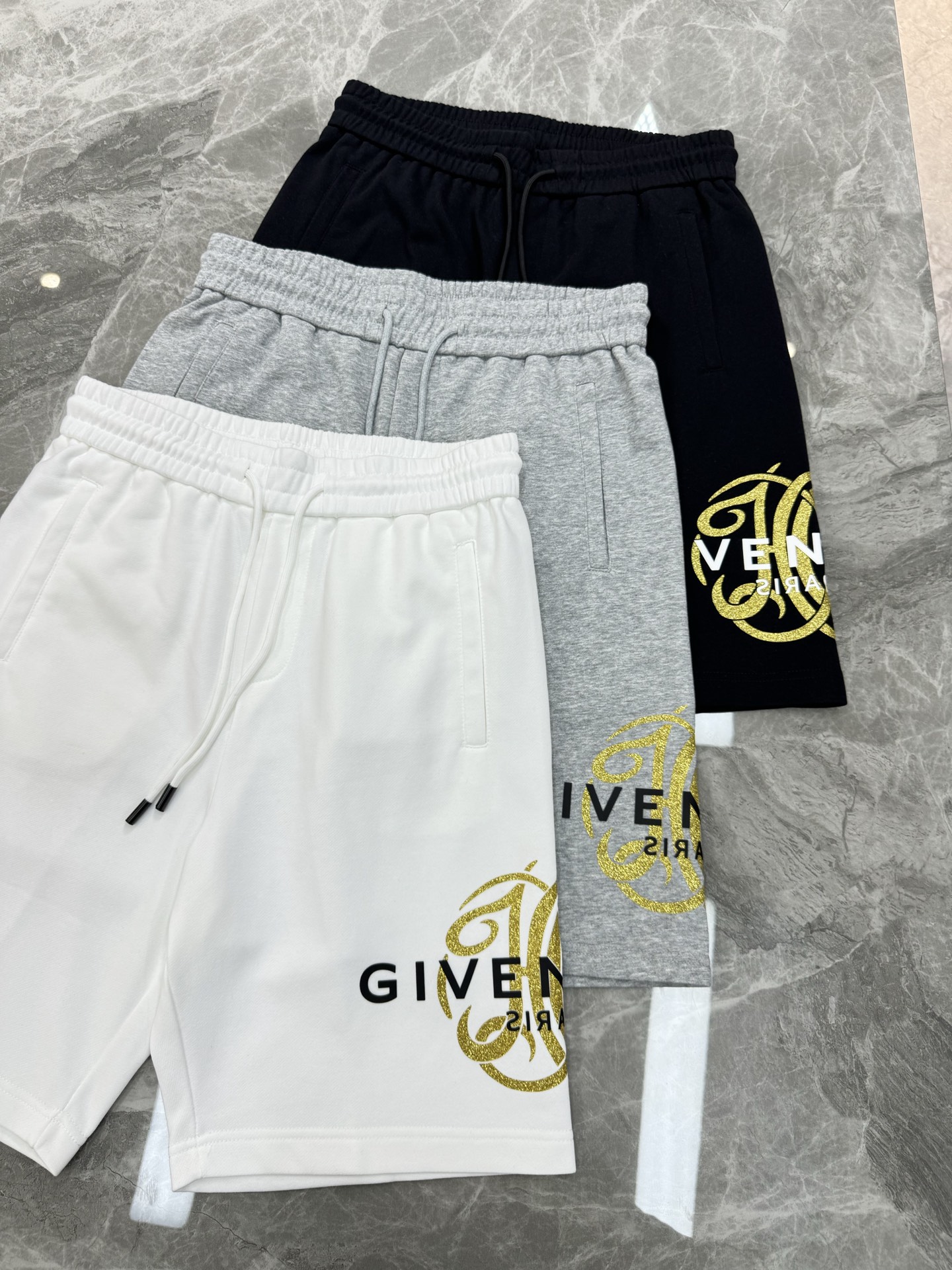 短袖 短裤
        Givenchy纪梵希新款短裤推荐～25S五分休闲短裤.男女同款！侧身无缝工