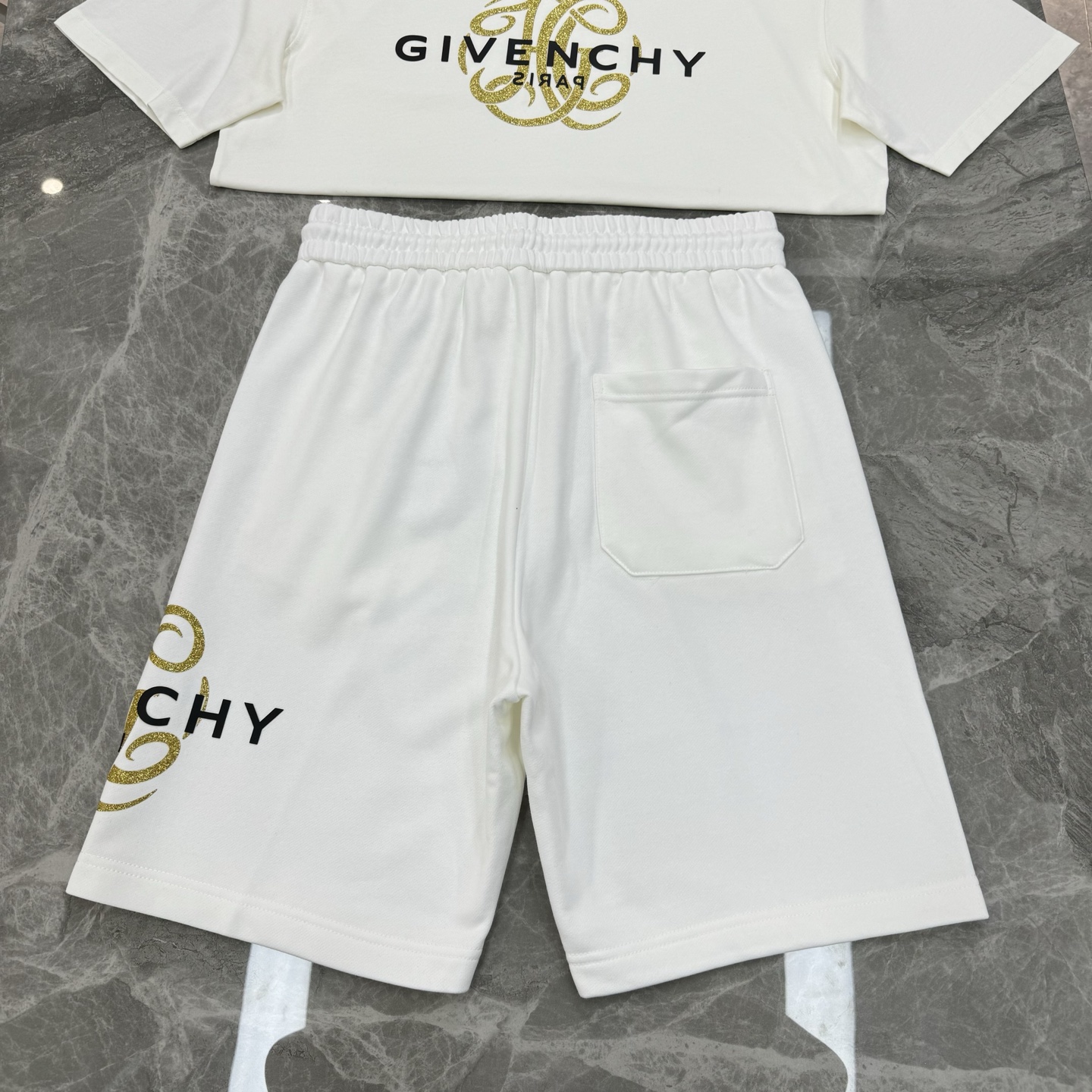 短袖 短裤
        Givenchy纪梵希新款短裤推荐～25S五分休闲短裤.男女同款！侧身无缝工