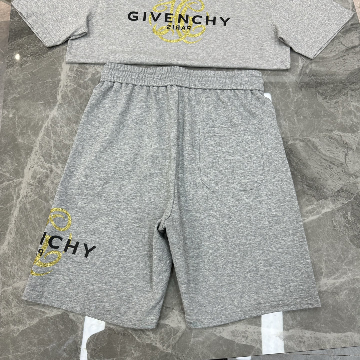短袖 短裤
        Givenchy纪梵希新款短裤推荐～25S五分休闲短裤.男女同款！侧身无缝工