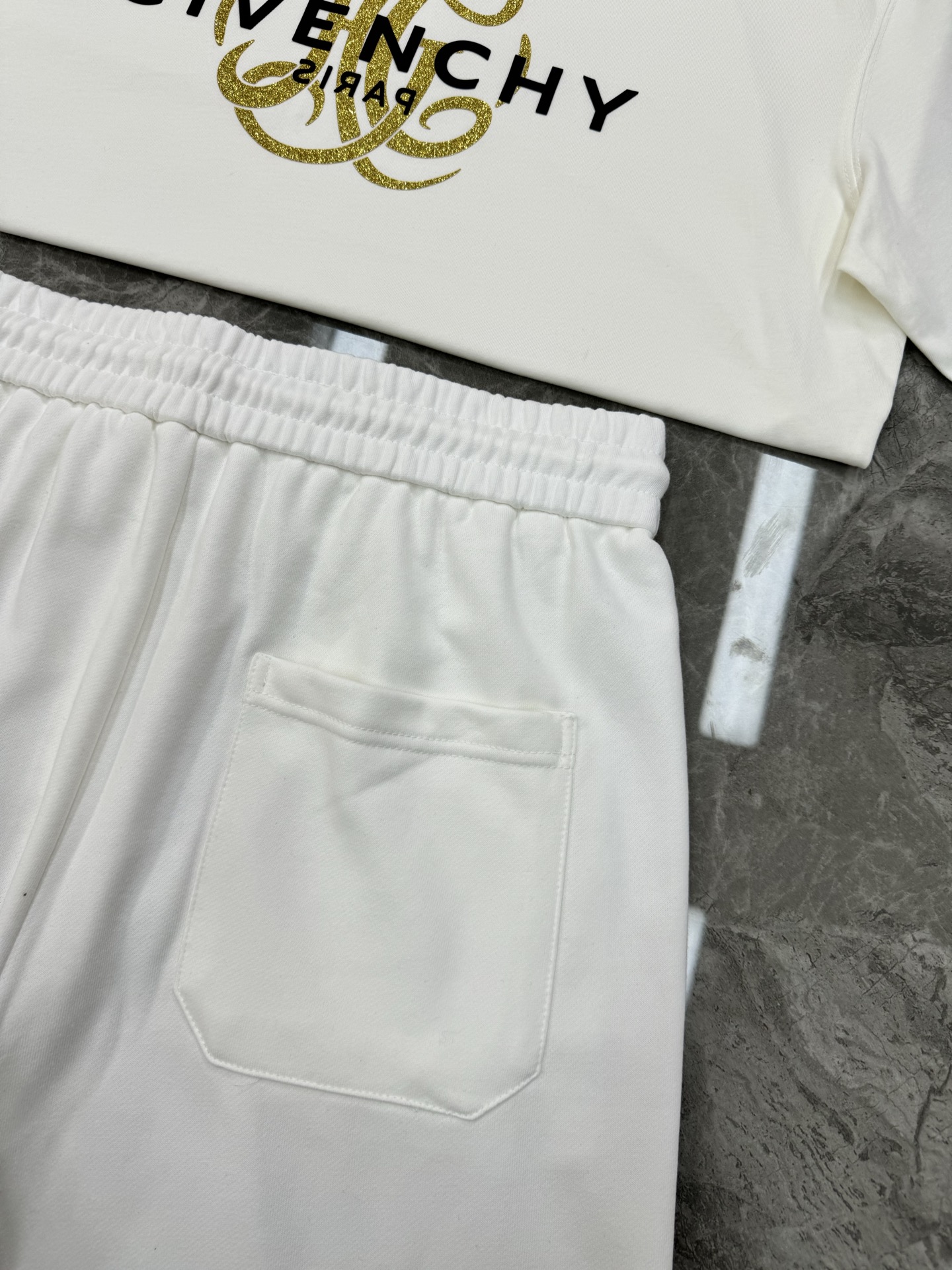 短袖 短裤
        Givenchy纪梵希新款短裤推荐～25S五分休闲短裤.男女同款！侧身无缝工