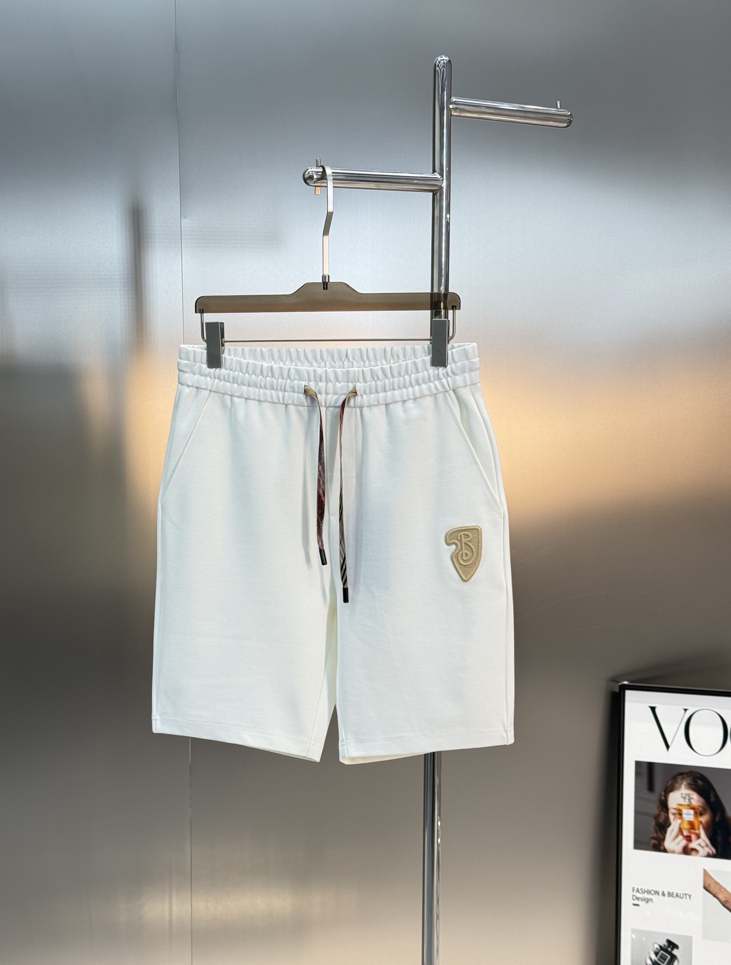 NO:439112,BBR* Burberry 25S summer new sports and casual five-point shorts noble royal new style recommendation. 3D embroidery under the pocket. Three-dimensional and stylish and distinct layers. Back pocket brand logo embroidery craftsmanship. Basic casual elastic waist five-point pants cut, no need to consider the upper body, close your eyes!  !  High-end customized high-density brocade cotton fabric. It is crisp and stylish, soft and comfortable!  !  The original hardware suspended rope is matched with three standards, comfortable and soft, and is quite wide and stylish!  Color white. Black. Number of code M-3XL (S and 4XL can be customized)/140 catties suggest L, burberry, shorts, alexander wang19860909BBR*巴宝莉25S夏季新款运动休闲五分短裤尊贵皇家新款推荐.口袋下方3D绣花.立体有型层次分明.后口袋品牌标识刺绣工艺.基础休闲的松紧腰五分裤版型裁剪,上身无需考虑,闭眼入！！高端定制高密度锦棉面料.挺括有型.柔软舒适！！原版五金吊绳搭配.三标齐.舒适柔软.挺阔有型！颜色白色.黑色.码数M-3XL（S和4XL可订做）/140斤建议L,,burberry,shorts,alexander wang,Men's clothing
