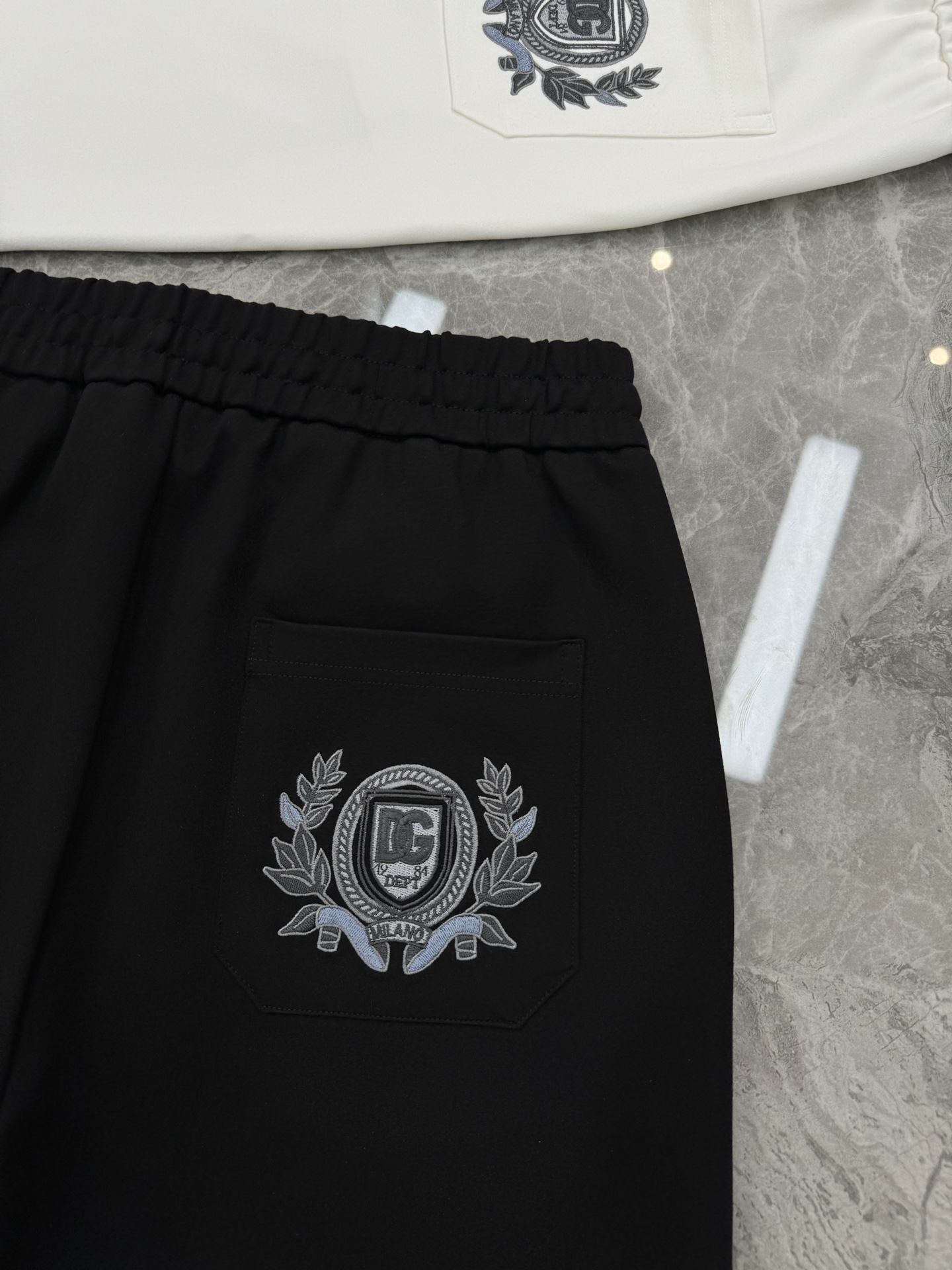 D&G杜嘉-班纳25s春夏新款五分短裤🩳口袋原版五金皮标搭配.后口袋尊贵皇室花型绣花设计.着身廓形独一无