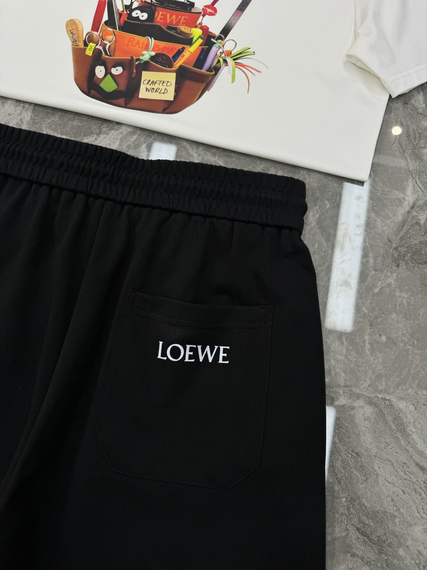 短袖 短裤
        漫画感～Loewe罗意威*潮牌25s新款情侣款五分短裤.官网同步！360g毛