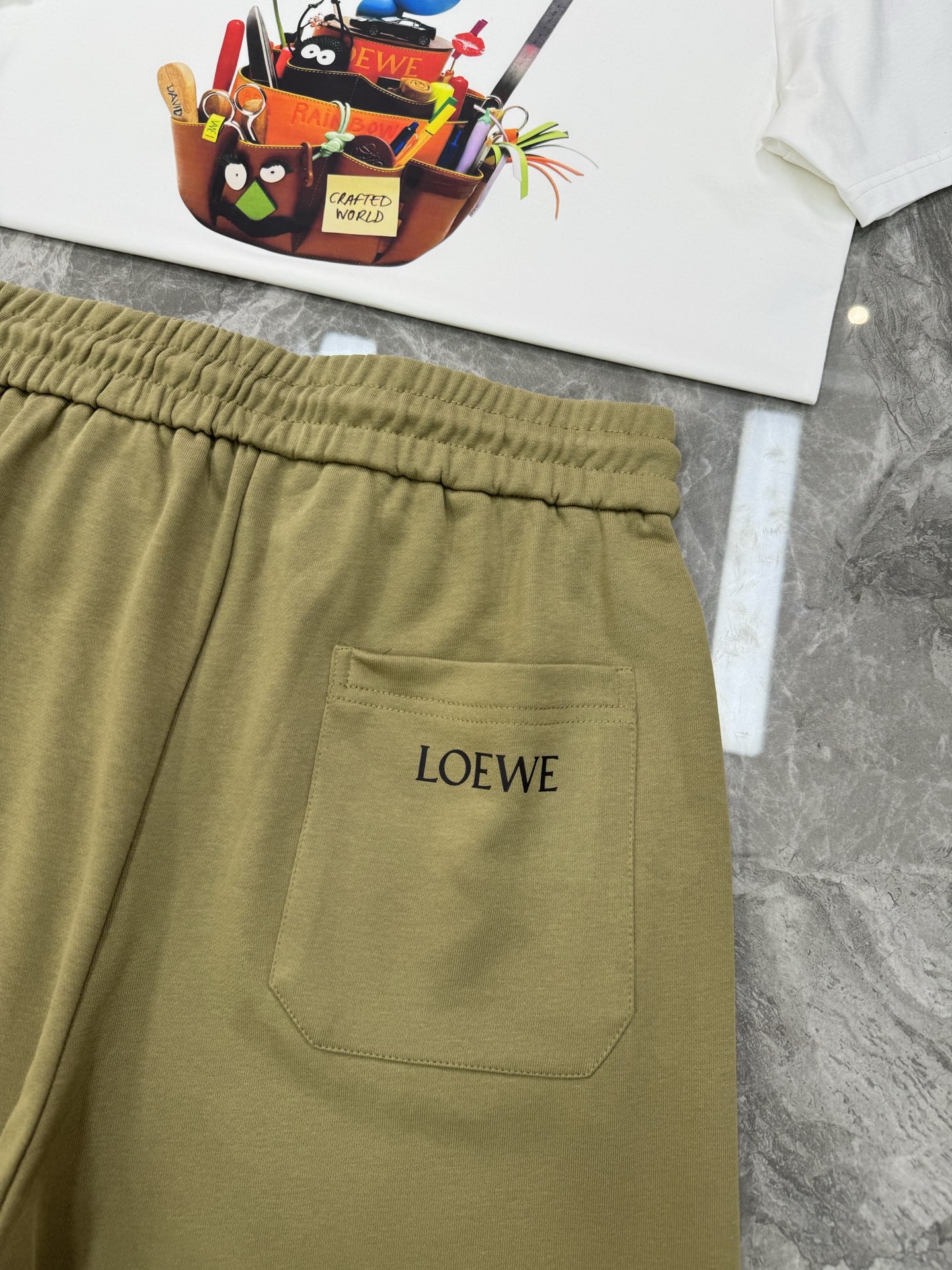 短袖 短裤
        漫画感～Loewe罗意威*潮牌25s新款情侣款五分短裤.官网同步！360g毛