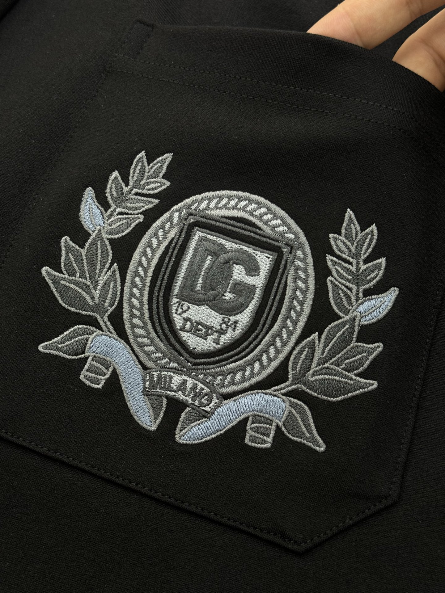 D&G杜嘉-班纳25s春夏新款五分短裤🩳口袋原版五金皮标搭配.后口袋尊贵皇室花型绣花设计.着身廓形独一无