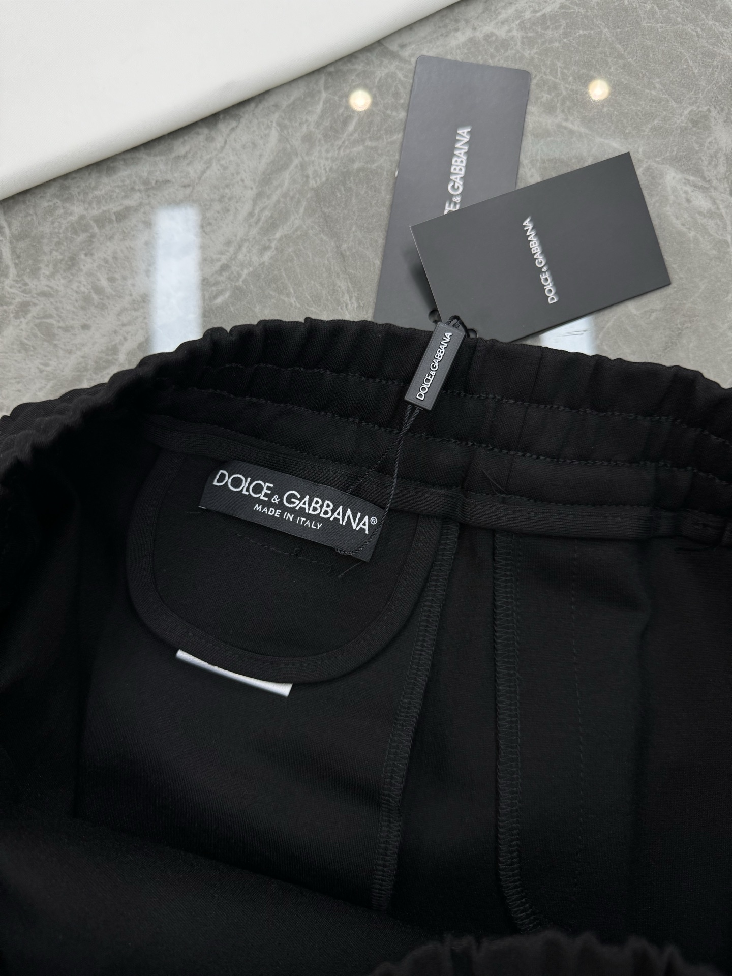 D&G杜嘉-班纳25s春夏新款五分短裤🩳口袋原版五金皮标搭配.后口袋尊贵皇室花型绣花设计.着身廓形独一无