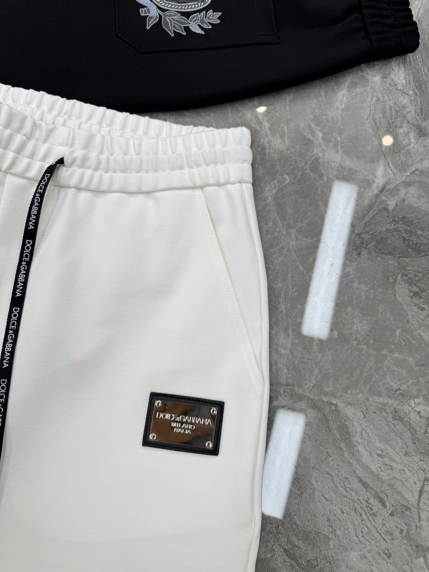 D&G杜嘉-班纳25s春夏新款五分短裤🩳口袋原版五金皮标搭配.后口袋尊贵皇室花型绣花设计.着身廓形独一无