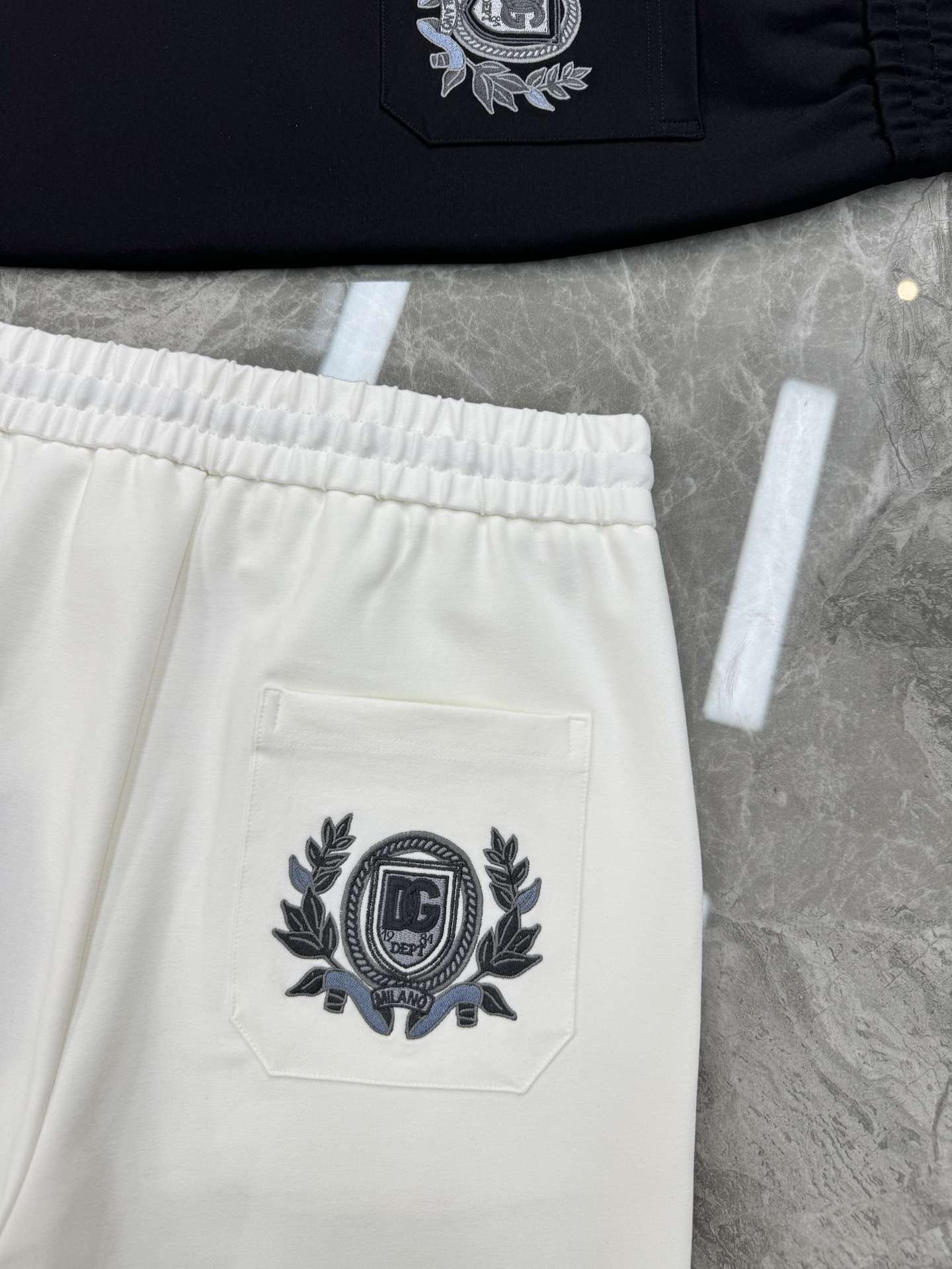 D&G杜嘉-班纳25s春夏新款五分短裤🩳口袋原版五金皮标搭配.后口袋尊贵皇室花型绣花设计.着身廓形独一无