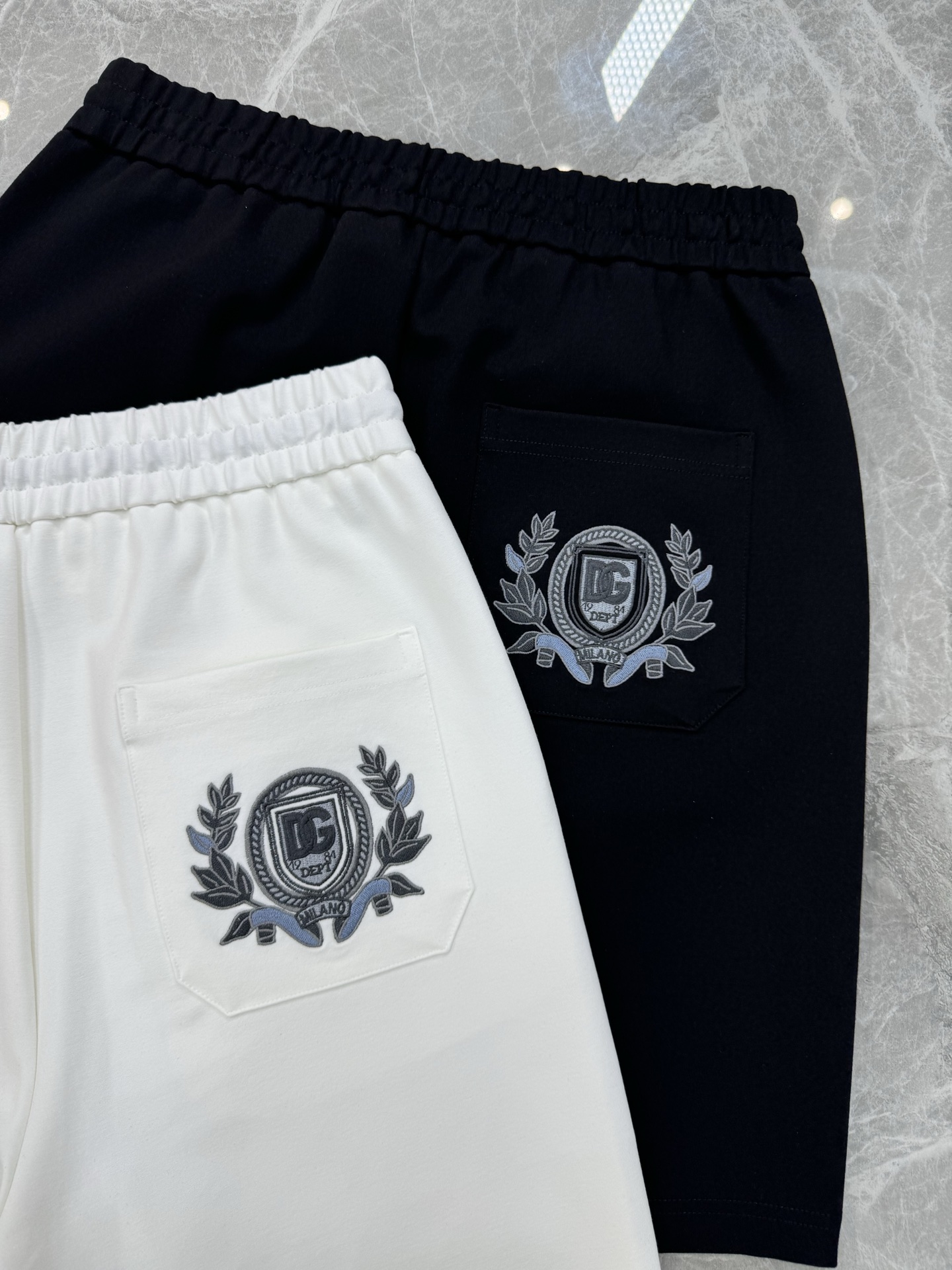 D&G杜嘉-班纳25s春夏新款五分短裤🩳口袋原版五金皮标搭配.后口袋尊贵皇室花型绣花设计.着身廓形独一无