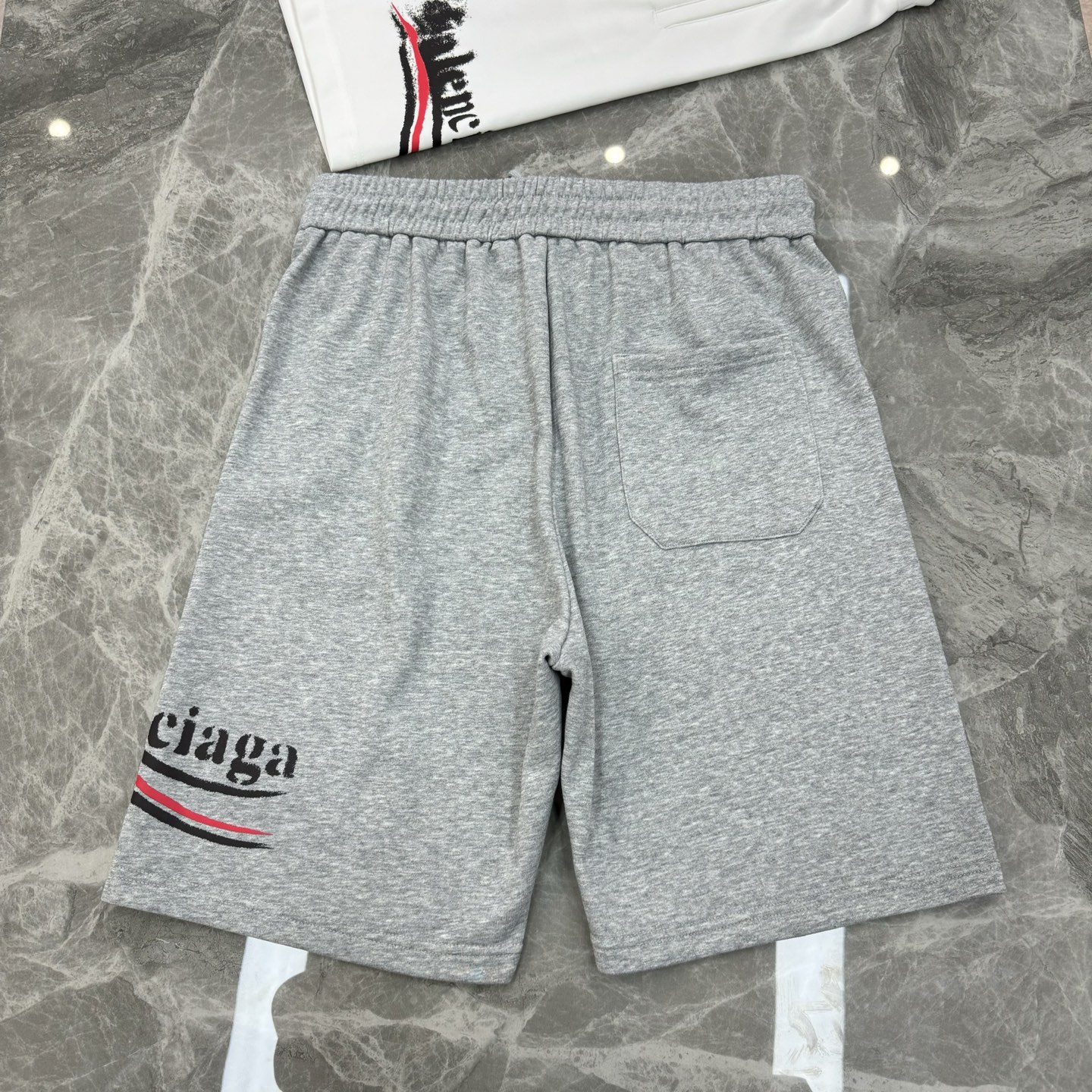 
        Balenciaga巴黎世家25s新款情侣款五分短裤.官网同步！360g毛线圈棉质饱满