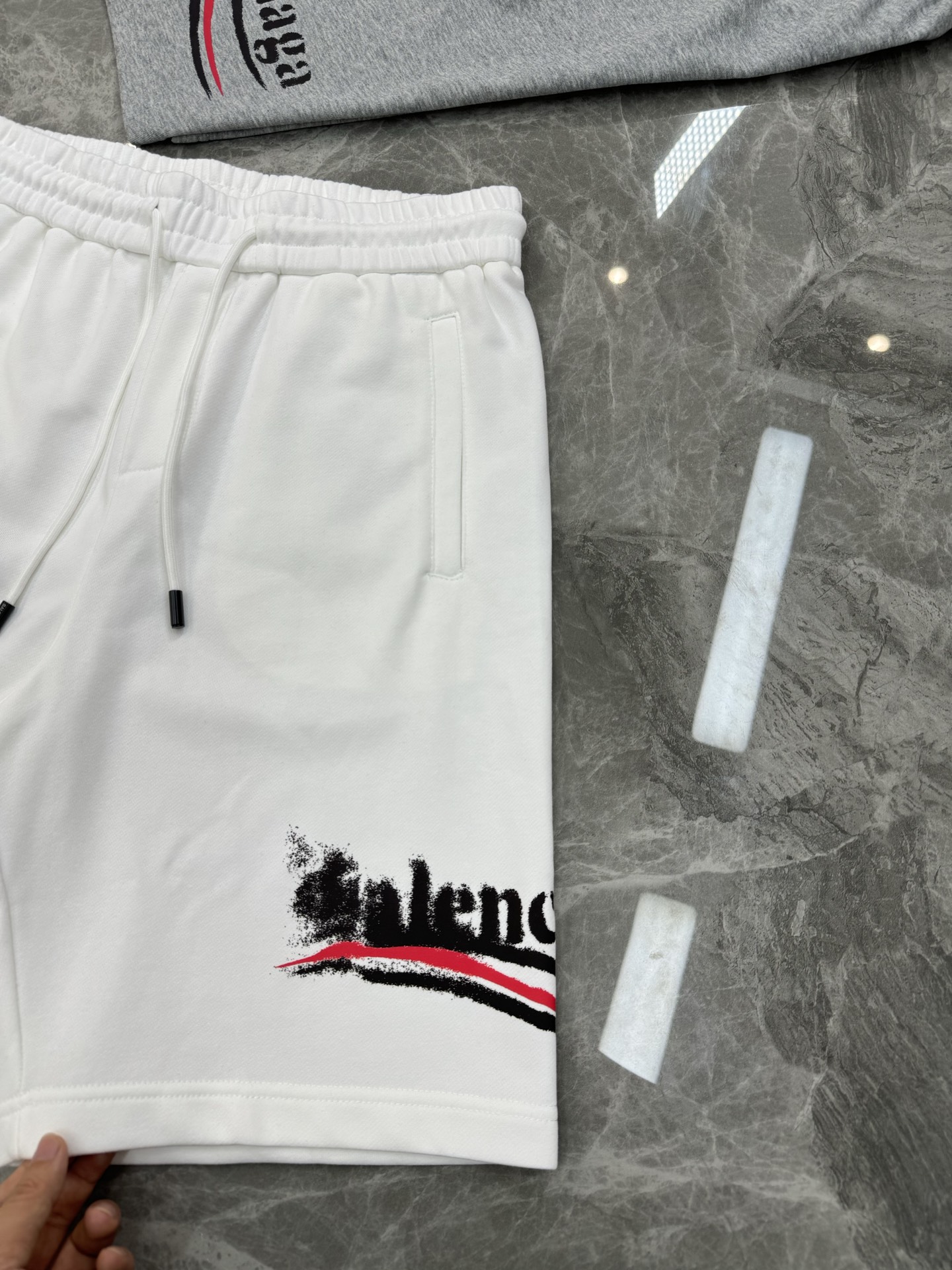
        Balenciaga巴黎世家25s新款情侣款五分短裤.官网同步！360g毛线圈棉质饱满
