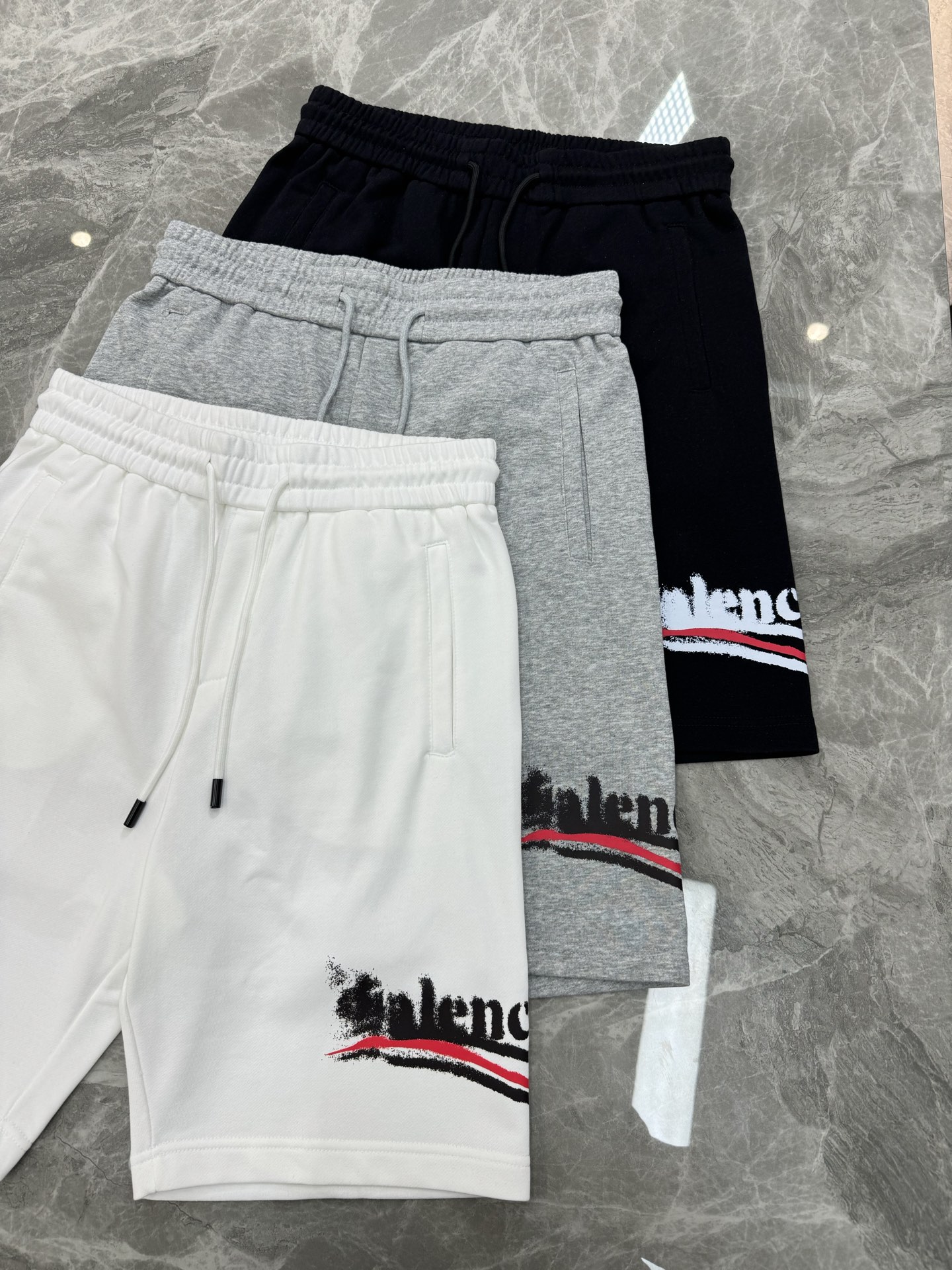 
        Balenciaga巴黎世家25s新款情侣款五分短裤.官网同步！360g毛线圈棉质饱满