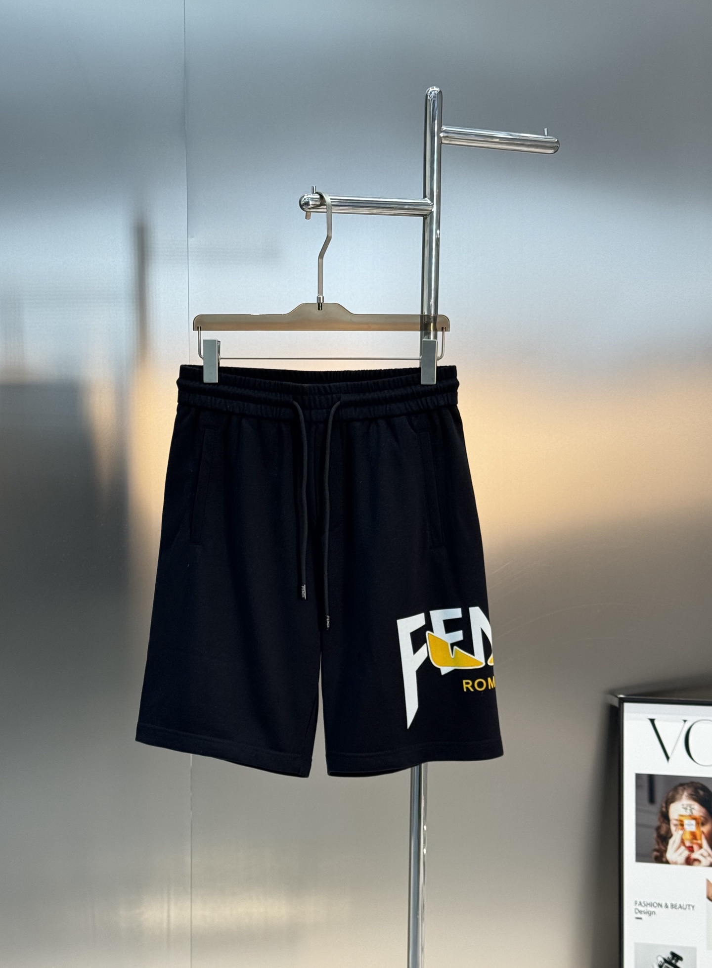 
        FEND*I芬迪25s新款五分短裤🩳两侧无缝工艺.侧腿品牌图形字母搭配小怪兽烫画设计.