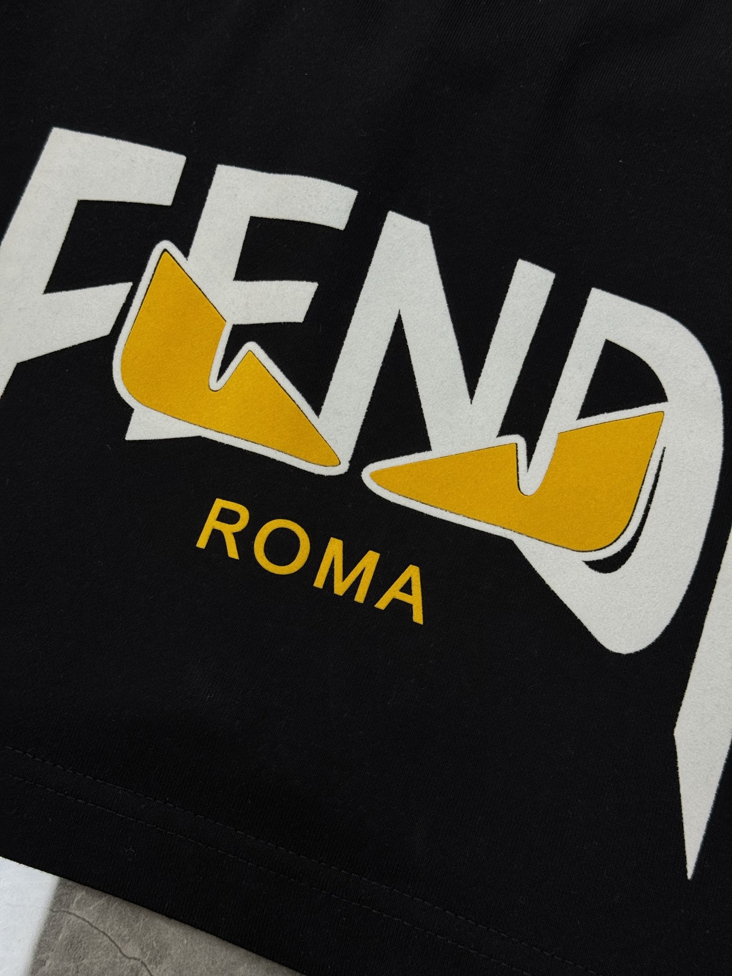 
        FEND*I芬迪25s新款五分短裤🩳两侧无缝工艺.侧腿品牌图形字母搭配小怪兽烫画设计.