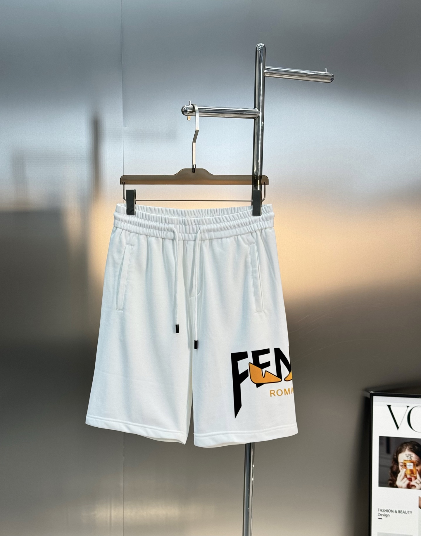 
        FEND*I芬迪25s新款五分短裤🩳两侧无缝工艺.侧腿品牌图形字母搭配小怪兽烫画设计.