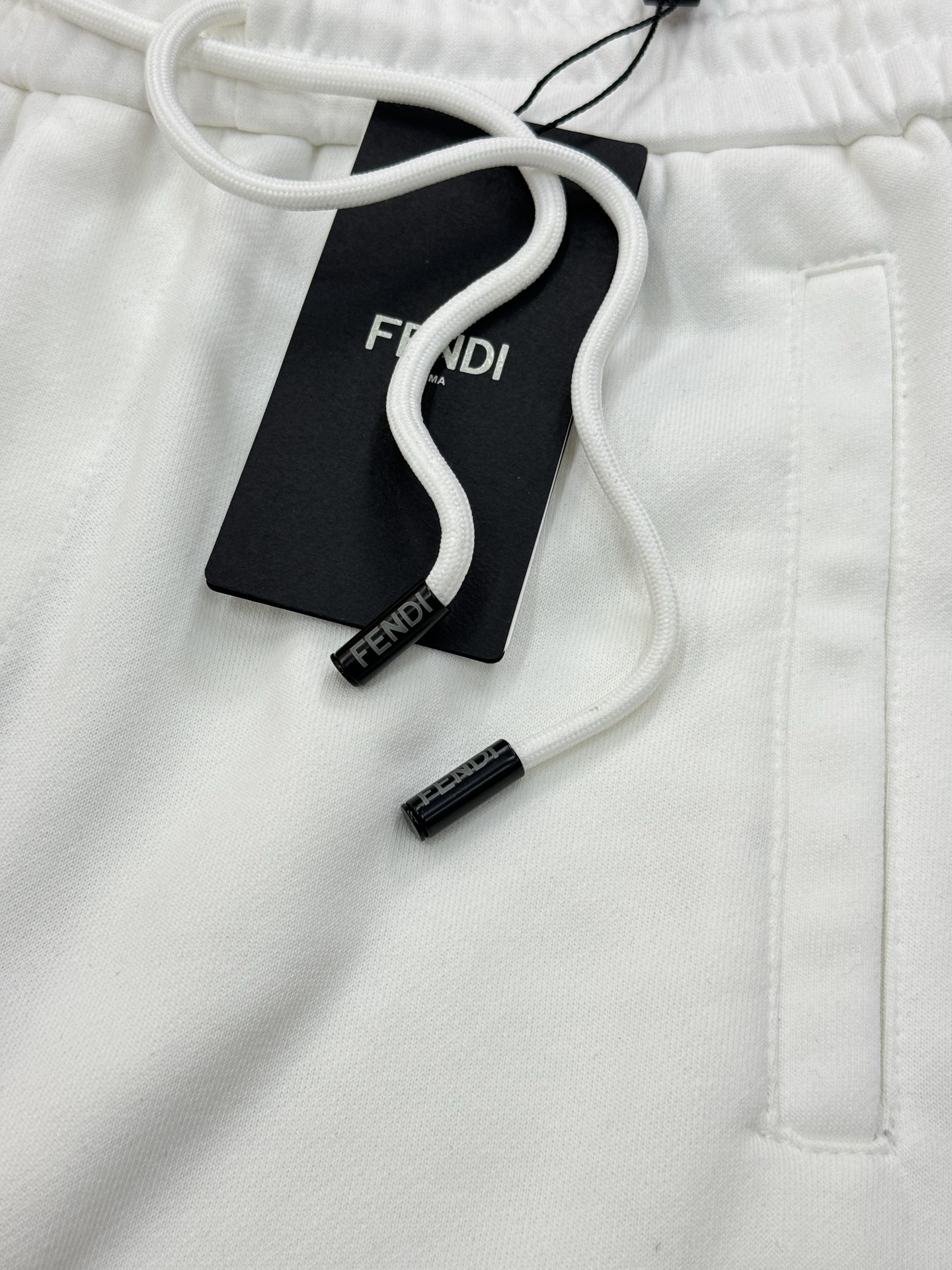 
        FEND*I芬迪25s新款五分短裤🩳两侧无缝工艺.侧腿品牌图形字母搭配小怪兽烫画设计.