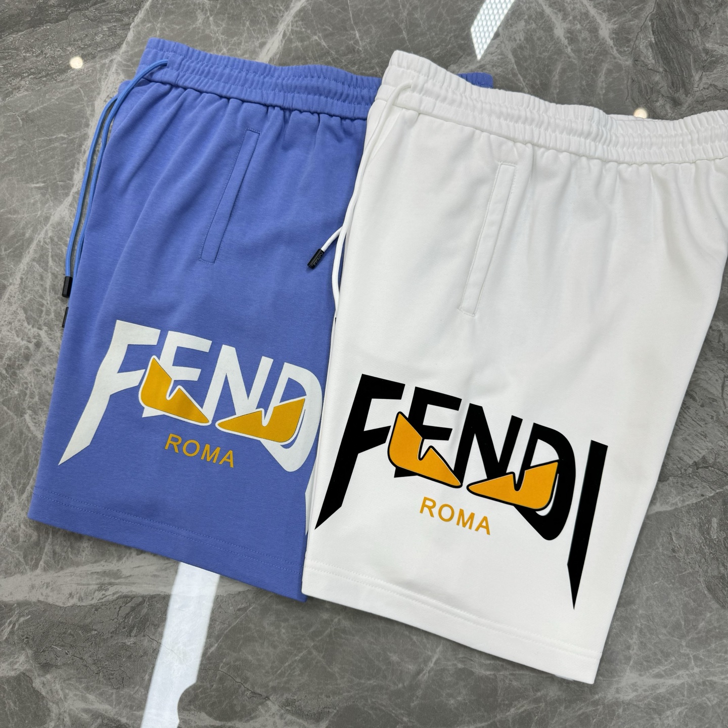 
        FEND*I芬迪25s新款五分短裤🩳两侧无缝工艺.侧腿品牌图形字母搭配小怪兽烫画设计.