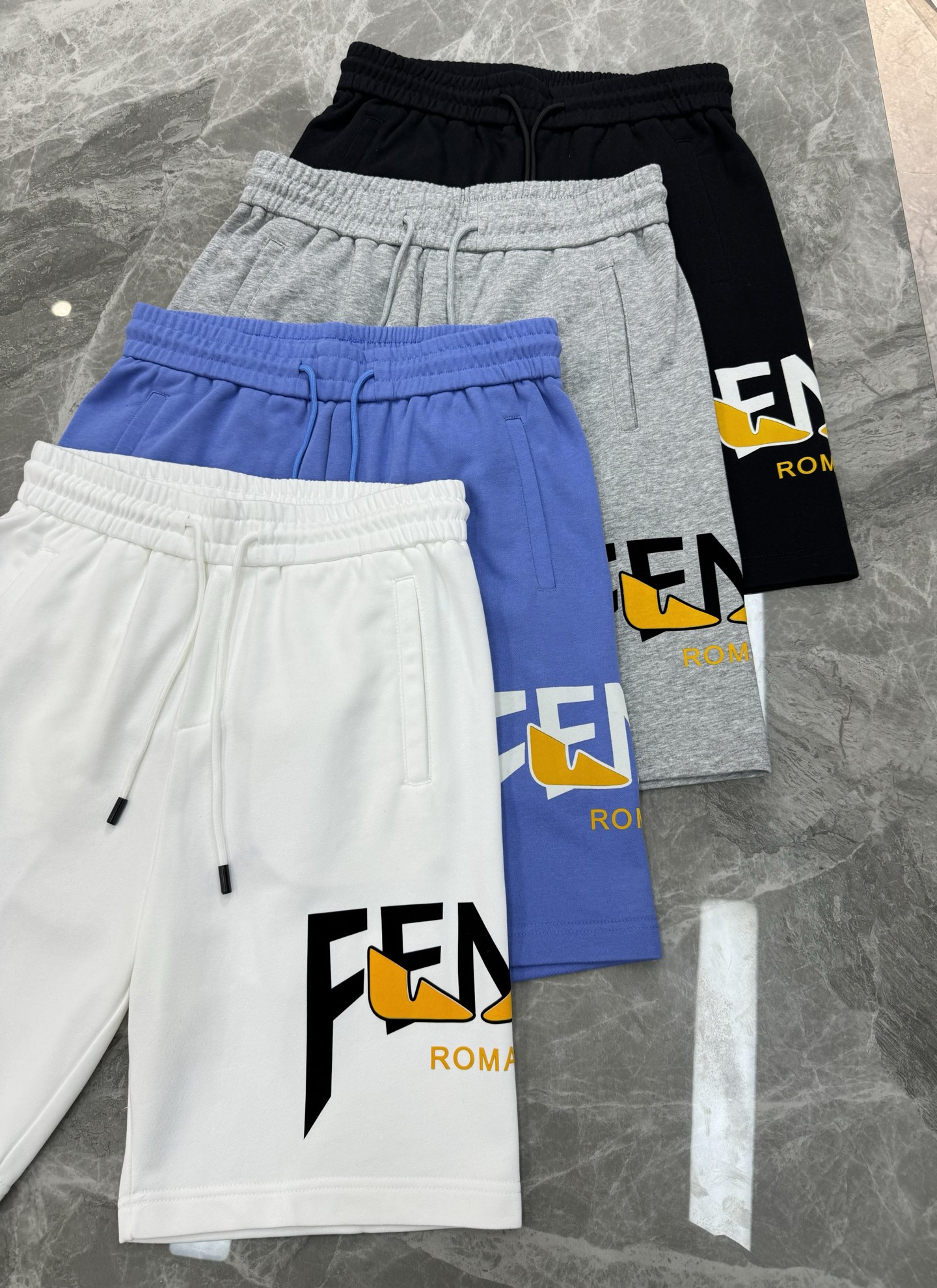 
        FEND*I芬迪25s新款五分短裤🩳两侧无缝工艺.侧腿品牌图形字母搭配小怪兽烫画设计.