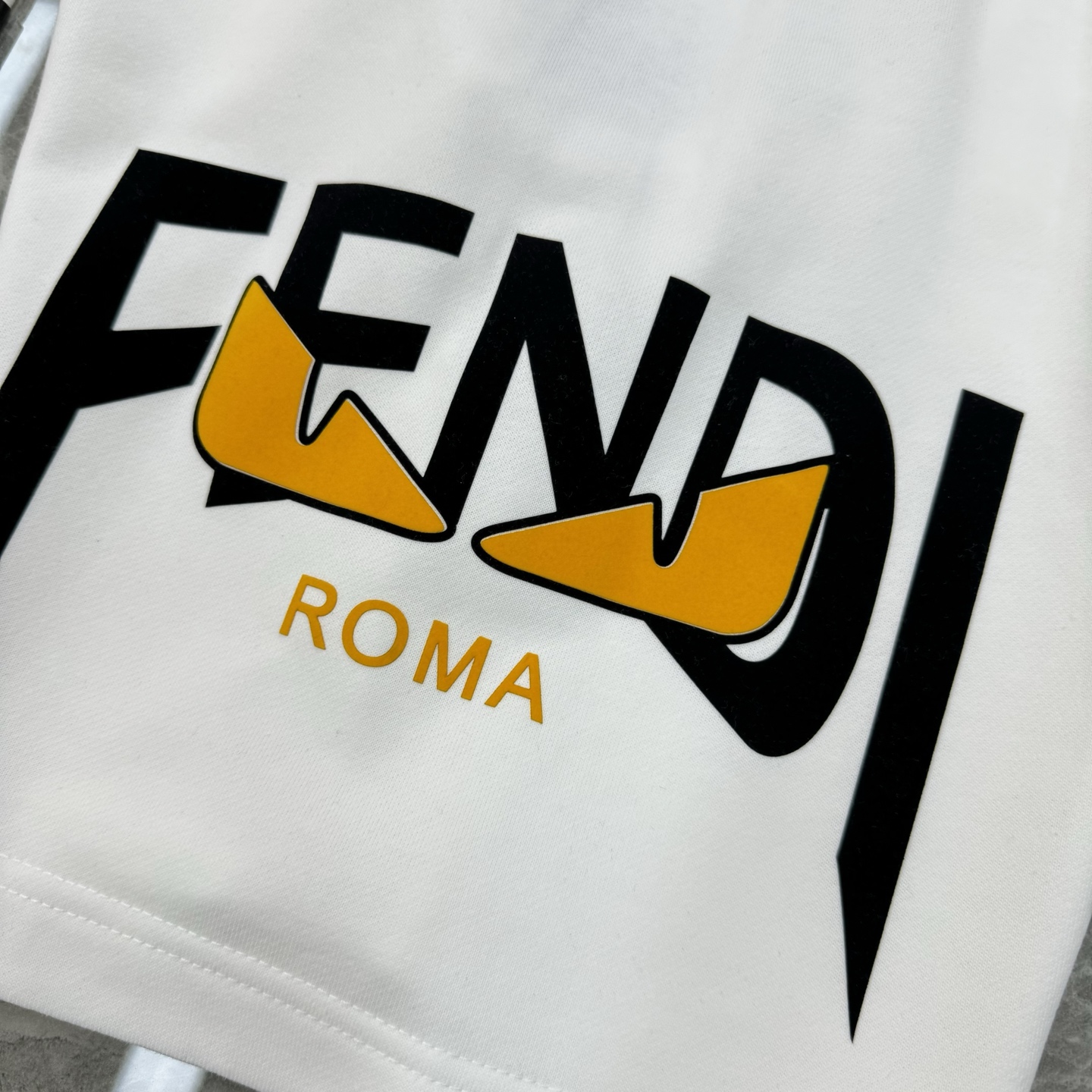 
        FEND*I芬迪25s新款五分短裤🩳两侧无缝工艺.侧腿品牌图形字母搭配小怪兽烫画设计.