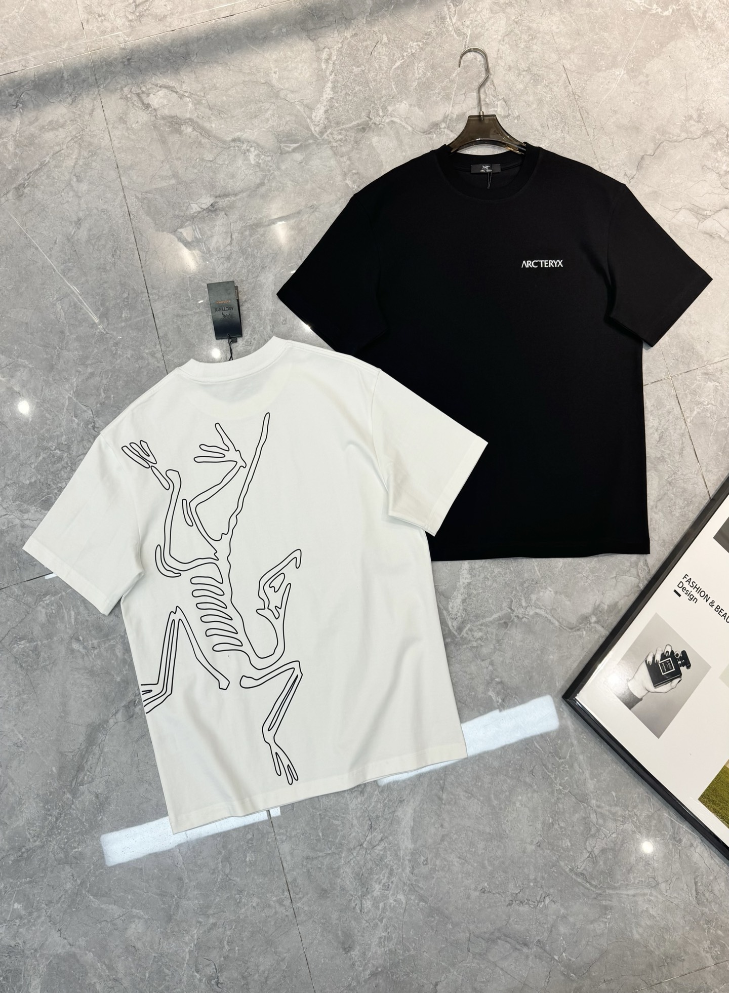 NO:464901,ARC'TERY*'s ancestor - Bird 25s popular products recommended. The same style as men and women!  High-quality and high-end version, this large-area letter graphic logo three-dimensional hot painting design on the chest and back. The contrasting color design is particularly fresh, making the entire pattern extremely three-dimensional!  Color black, white, European code S-XL micro-expanded version!  (2XL.3XL can be customized)/jin recommended M), alexander wang19860909ARC'TERY*始祖-鸟25s爆款推荐.男女同款！高品质高版本,此款胸前及后背大面积字母图形Logo立体烫画设计.撞色设计尤为新鲜.使得整个的图案极为立体！颜色黑色.白色.欧码S-XL微扩版型！（2XL.3XL可订做）/斤建议M）,,alexander wang,Men's clothing