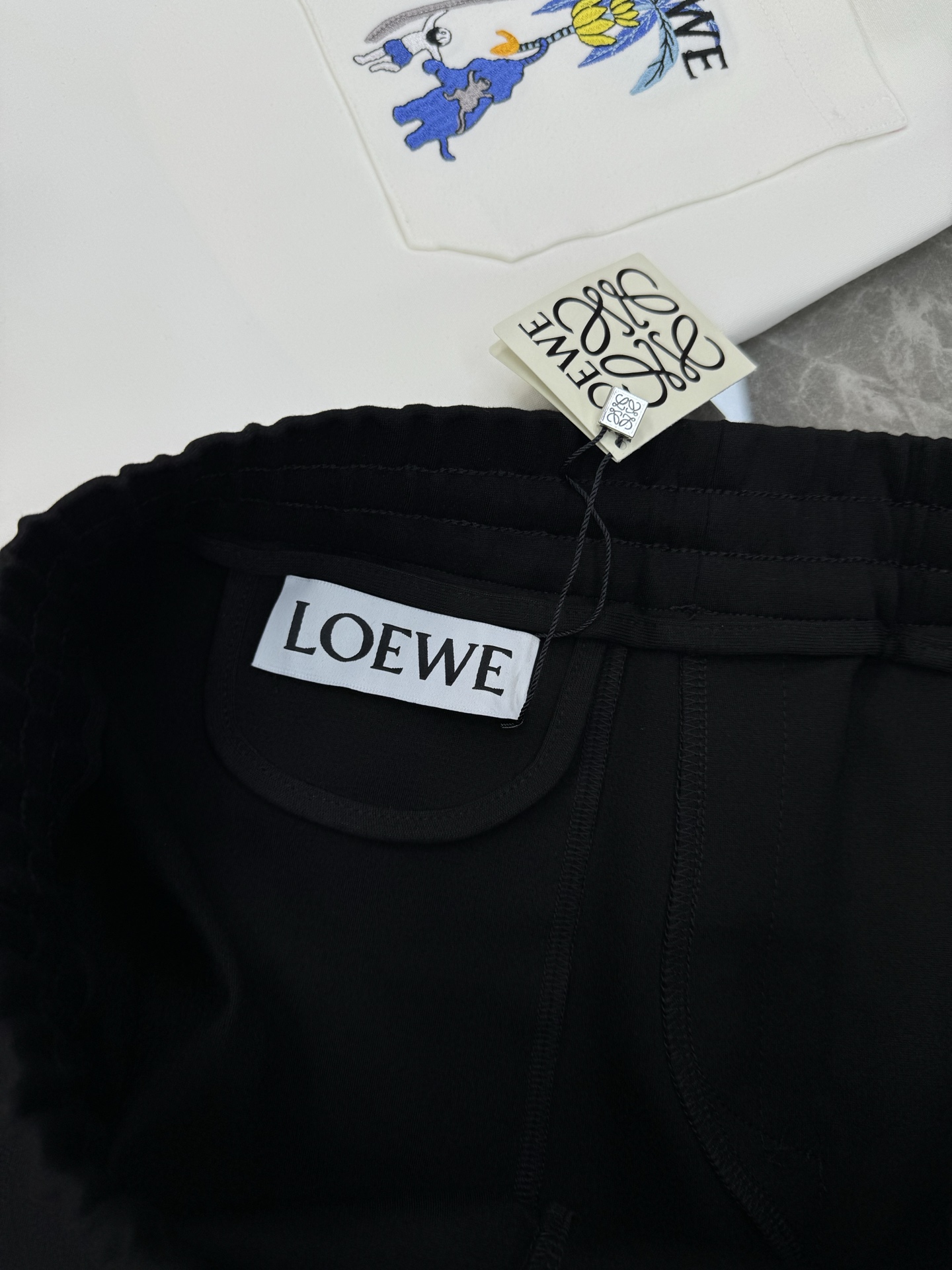 LOEWE罗意威25s夏季新款五分短裤！爆款推荐！完美3D刺绣品牌图形.后口袋刺绣🪡工艺.完美的丰富大家