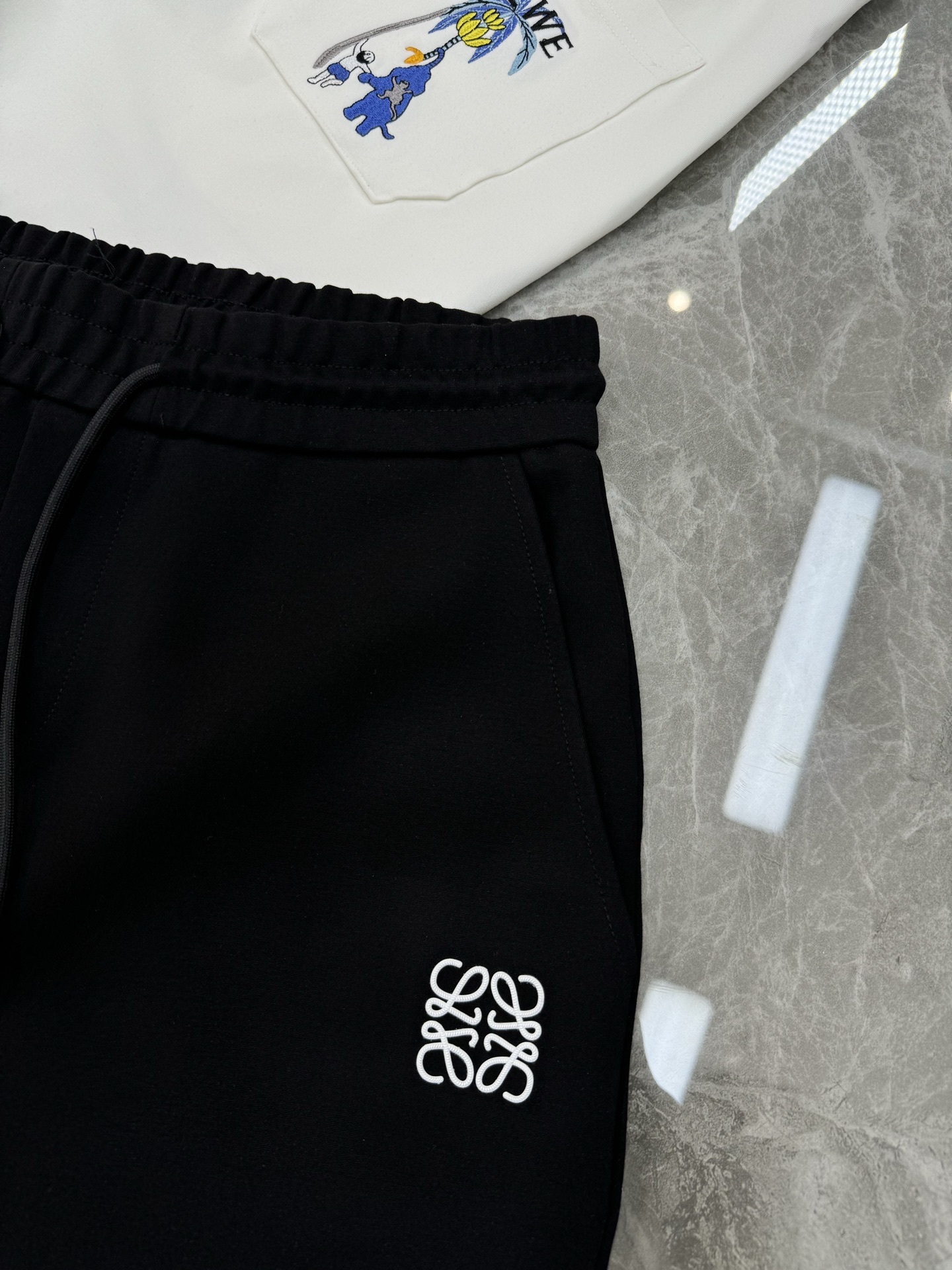 LOEWE罗意威25s夏季新款五分短裤！爆款推荐！完美3D刺绣品牌图形.后口袋刺绣🪡工艺.完美的丰富大家