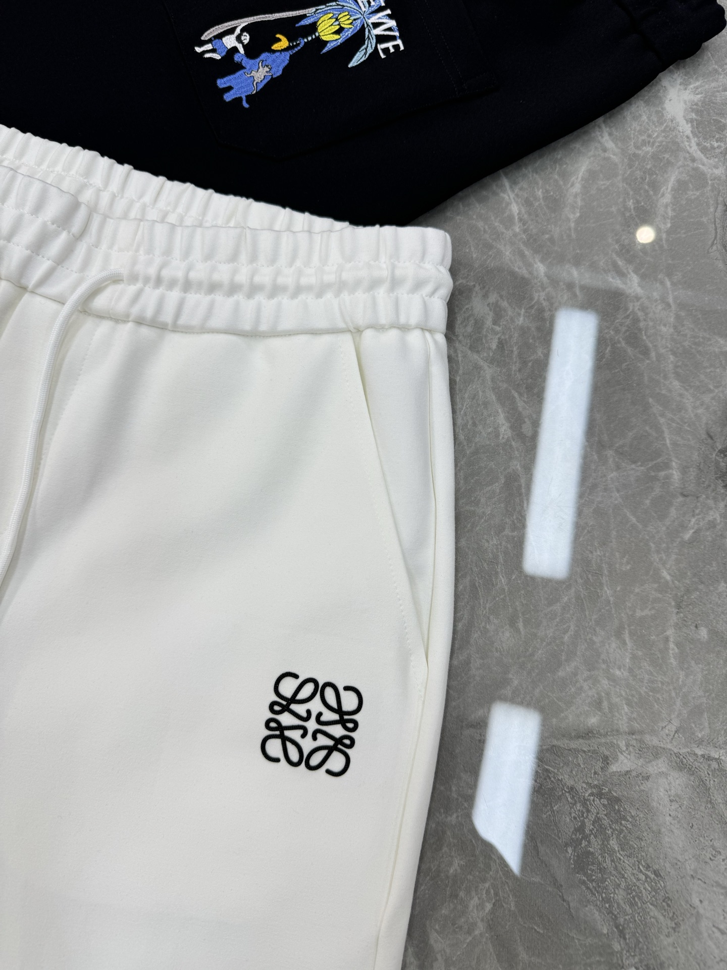 LOEWE罗意威25s夏季新款五分短裤！爆款推荐！完美3D刺绣品牌图形.后口袋刺绣🪡工艺.完美的丰富大家