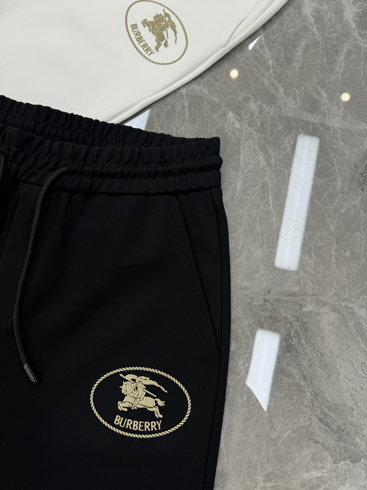 BBR*巴宝莉*25S五分休闲短裤.基础款推荐.口袋下方经典战马烫画工艺.进口高端锦棉面料.手感舒适透气