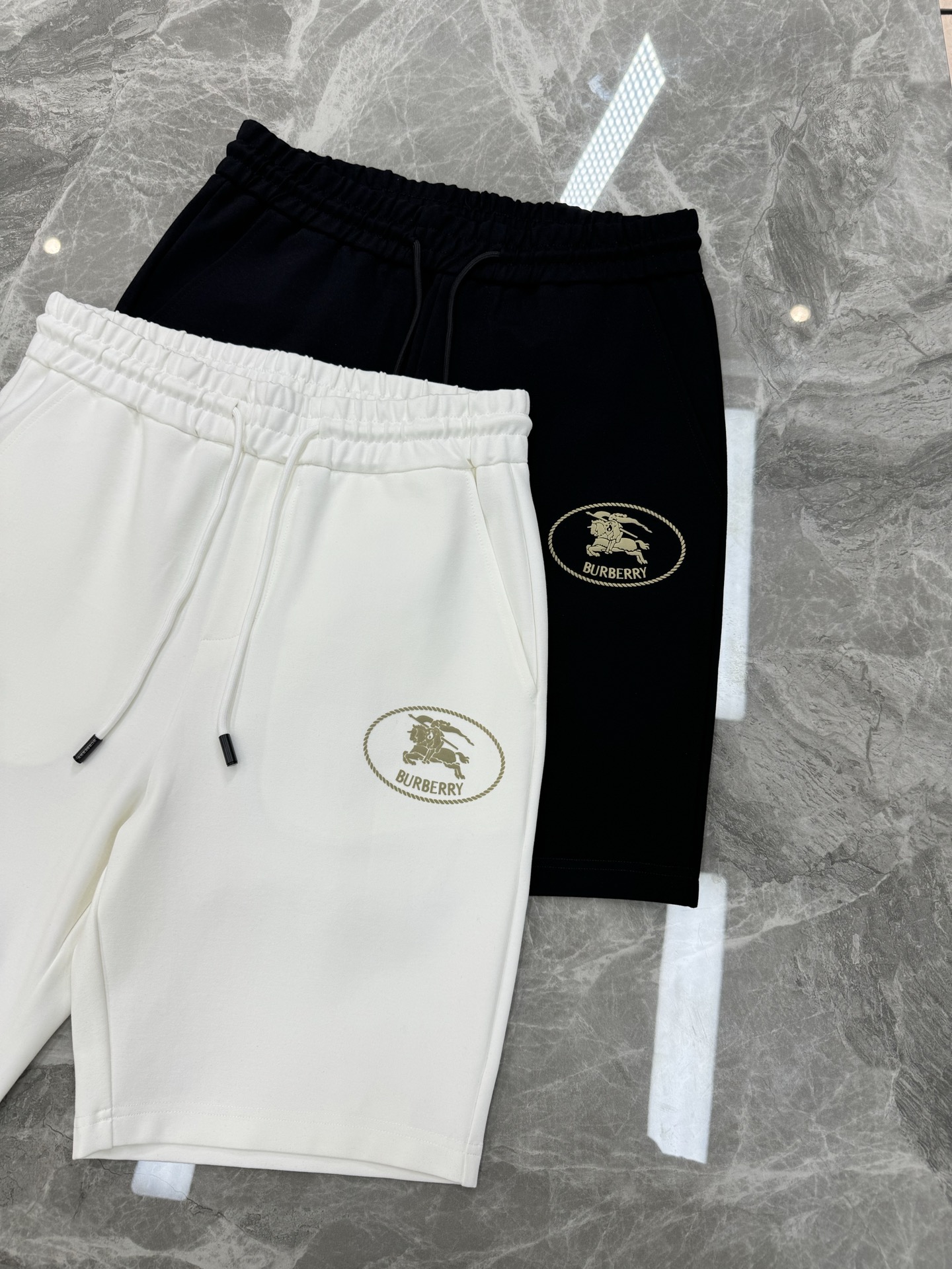 BBR*巴宝莉*25S五分休闲短裤.基础款推荐.口袋下方经典战马烫画工艺.进口高端锦棉面料.手感舒适透气