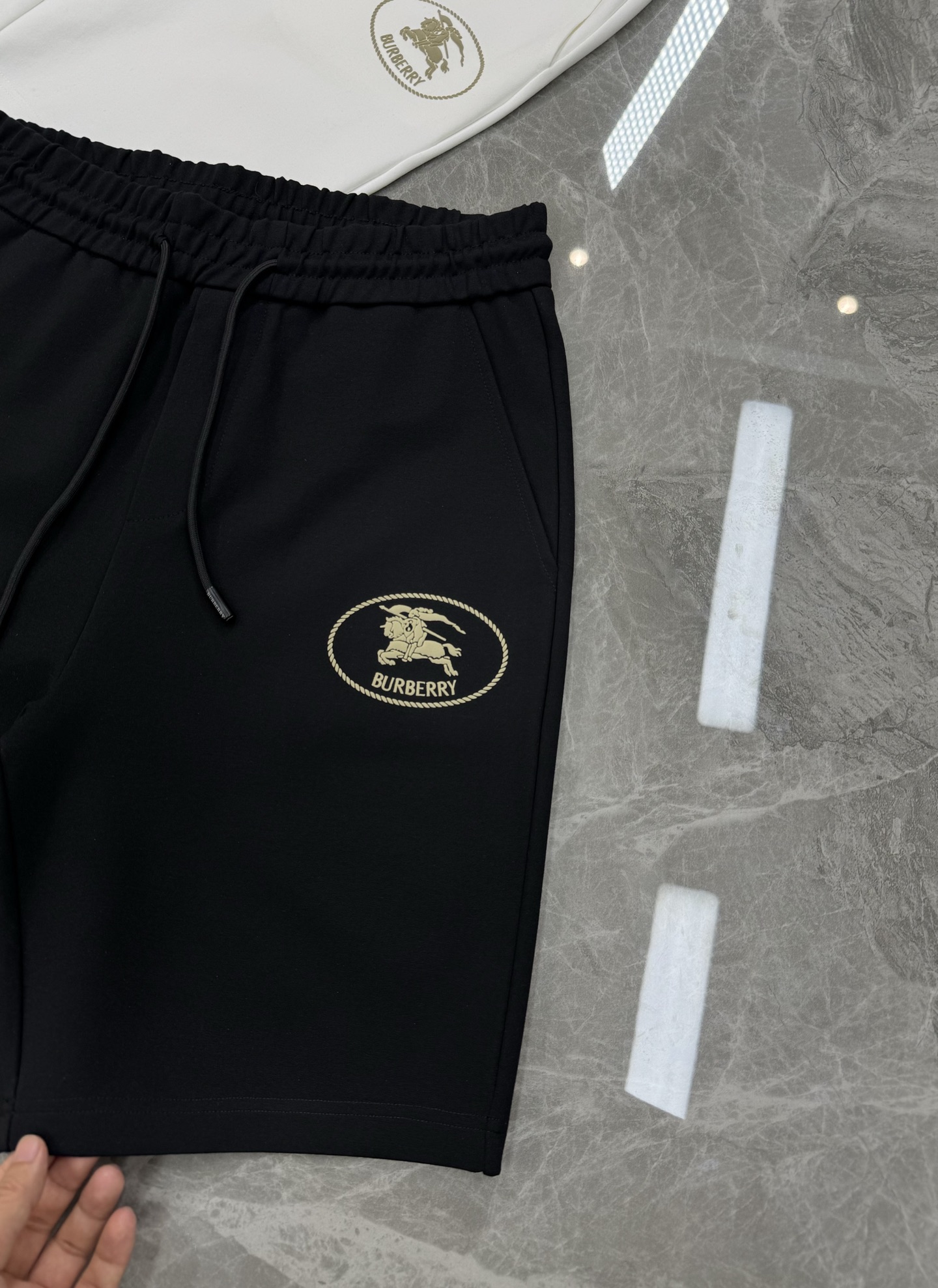 BBR*巴宝莉*25S五分休闲短裤.基础款推荐.口袋下方经典战马烫画工艺.进口高端锦棉面料.手感舒适透气