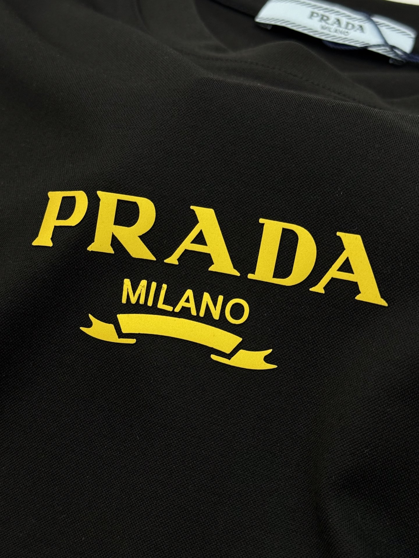 PRAD*普拉-达25春夏季男士圆领短袖.胸口经典字母立体烫画.撞黄色搭配.经典之作！！！客供190g丝