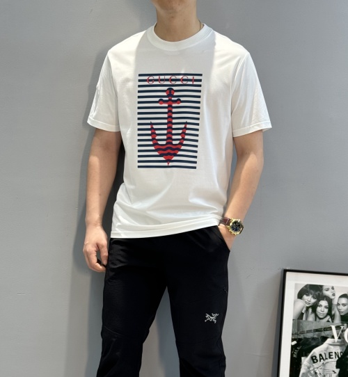 Gucci Men's 2025 Cruise Collection Striped Anchor Graphic Cotton T-Shirt 1 Gucci Men's 2025 Cruise Collection Striped Anchor Graphic Cotton T-Shirt