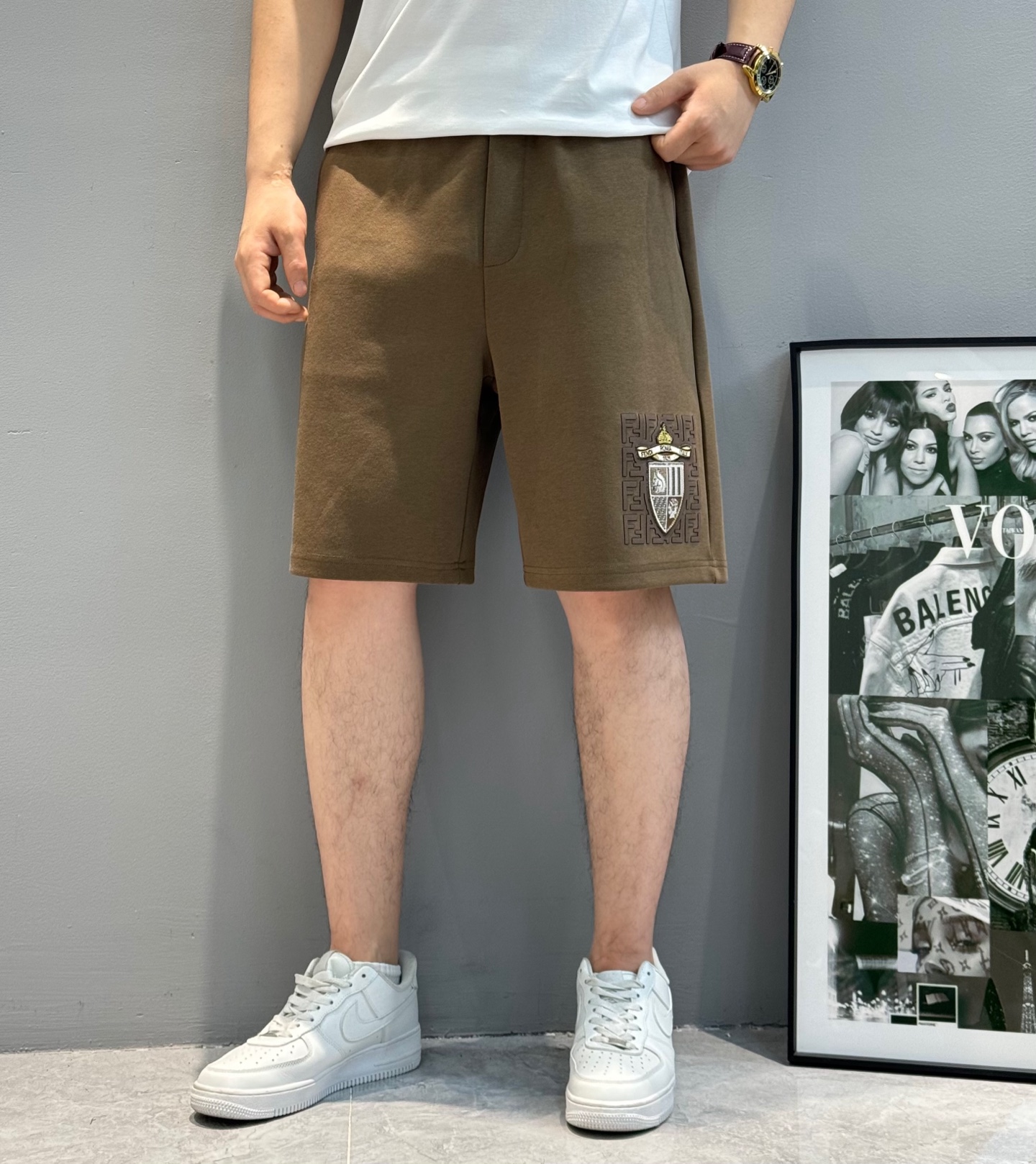 NO:464819,FENDI 25s new five-point wool coil casual shorts. The same style for men and women!  Classic letter graphic prints in front of the legs have a strong visual impact and a strong sense of fashion!  100% comfortable wool coil pure cotton fabric. It feels comfortable and breathable. The original hardware is full of texture and has a strong sense of high-end feeling!  The overall vision is simple but not monotonous. It is full of high-end feeling!  The three-dimensional cutting craftsmanship is not picky!  Three standards are in line!  Color beige, brown color, code number M-3XL (/140 jin recommended L), fendi, fendi, shorts, alexander wang19860909FENDI芬迪25s新款五分毛线圈休闲短裤.男女同款！腿前经典字母图形印花视觉冲击力时尚感强！百分百舒适感毛线圈纯棉面料.手感舒适透气.原厂五金质感满满.高级感强！整体视觉简单而不单调.满满高级感！立体裁剪工艺版型不挑人！三标齐！颜色米白.咖色.码数M-3XL（/140斤建议L）,,fendi,fendi,shorts,alexander wang,Men's clothing