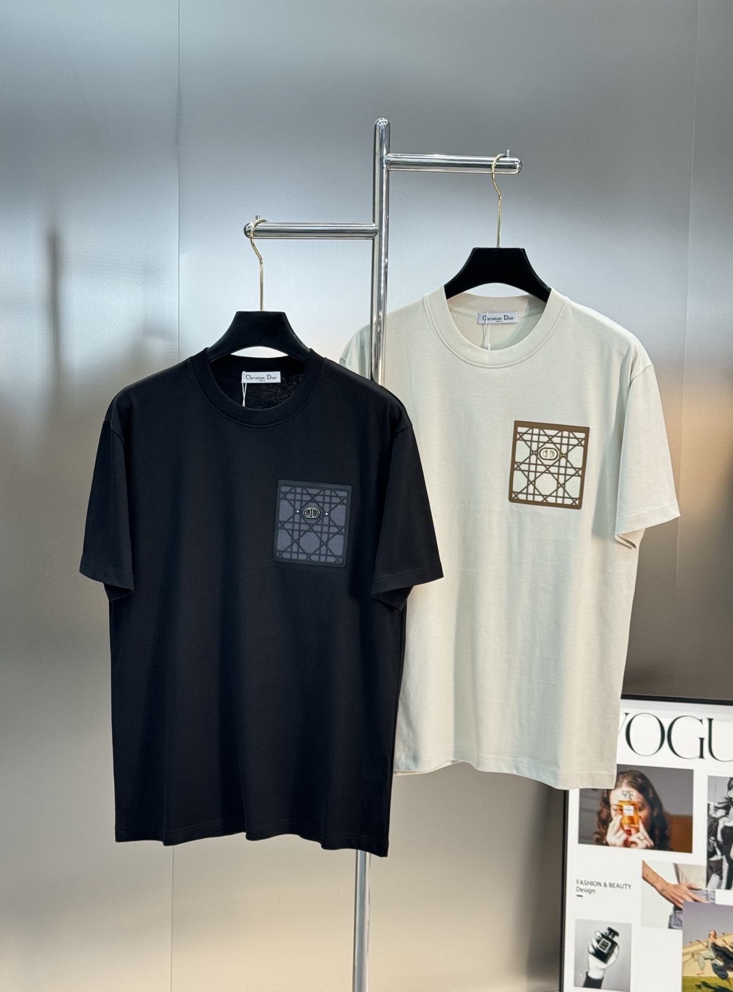 NO:473789,Dio*r Dio 25s new round neck T-shirt. The same style as men and women. It uses 230g pure cotton fabric. The upper body is very comfortable. The texture is different from ordinary cotton fabric. The chest leather pocket design. The classic CD hot painting cross leather three-dimensional design. The undulating visual feel is given to you. The color is black, beige, and the European code Xs-L micro-expanded style!  (175/jin Suggested S),,dior,dior,tees,t-shirt,alexander wang19860909Dio*r迪奥25s新款圆领T恤.男女同款.采用230g纯棉面料.上身非常的舒服.质感区别于普通棉质面料..胸口部位皮口袋设计.经典CD烫画交叉皮质立体设计.起伏感视觉感手感统统都给你.颜色黑色.米白.欧码Xs-L微扩版型！（175/斤建议S）,,dior,dior,tees，t-shirt,alexander wang,Men's clothing