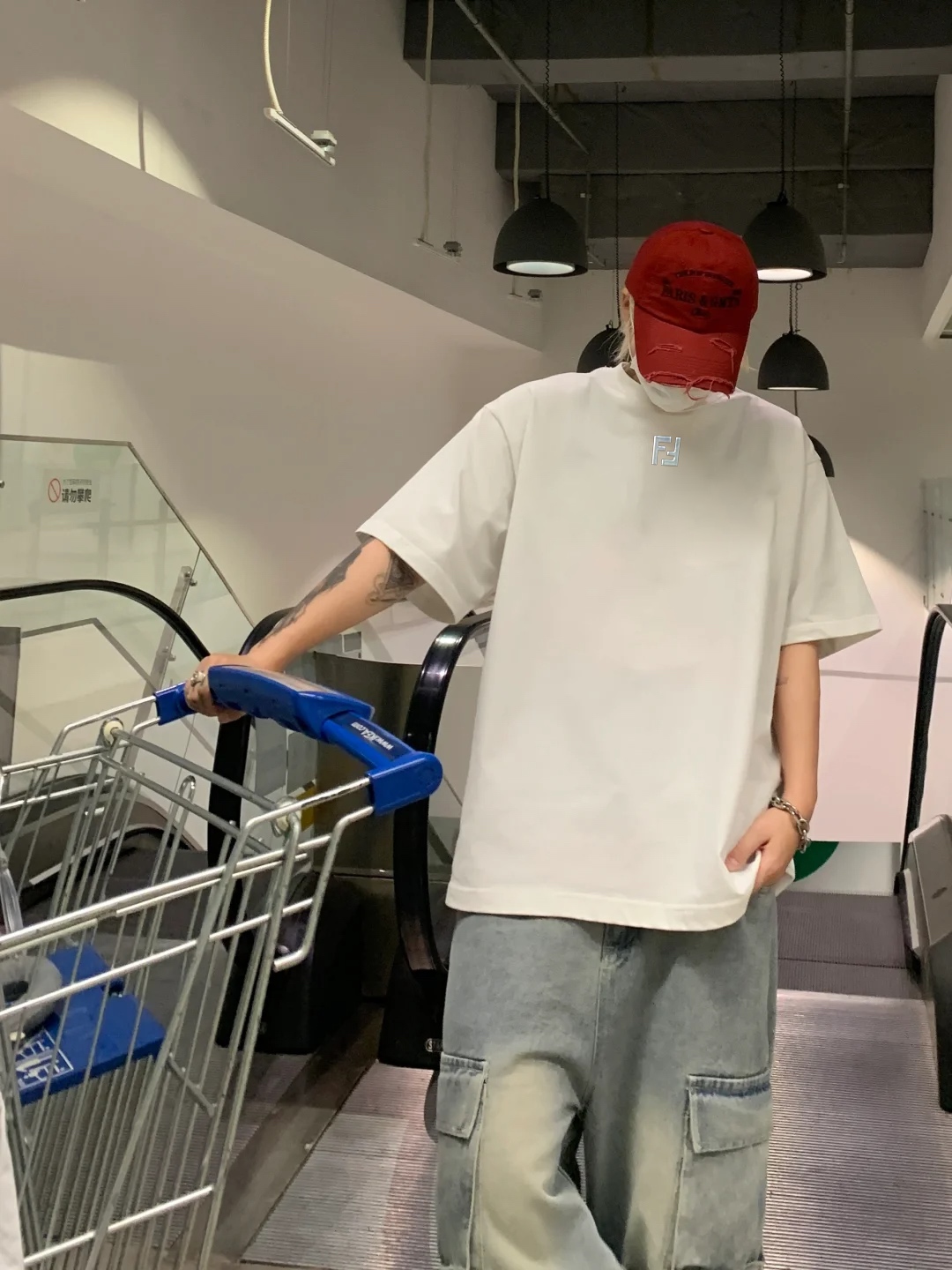 NO:464863,FEND*FenDi 25s new round neck short-sleeved T-shirt, a classic FF work. It is low-key to highlight the brand's luxury style. Basic style is recommended!  This short TEE selected 240g cool cotton fabric, which has a soft and soft touch, and is extremely comfortable to wear with close body!  The original custom-made chest and collar logo is the basic style of the slim fit. The first choice for most men's matching is black, gray, wine red, white. The size M-3XL fit style!  (S and 4xl.5XL can be customized)/140 jin recommended L, fendi, T-shirt, tees, t-shirt, alexander wang19860909FEND*芬-迪25s新款圆领短袖T恤,FF经典之作.低调彰显出品牌奢华风格.基础款净版推荐！此款短TEE甄选240g冰爽棉面料,触感软糯,贴身穿着极致舒适亲肤！胸口.领标原版定制.修身合体的基础版型裁剪为多数男性的搭配首选颜色黑色.灰色.酒红.白色.码数M-3XL合身版型！（S和4xl.5XL可定做）/140斤建议L,,fendi,T-shirt,tees，t-shirt,alexander wang,Men's clothing