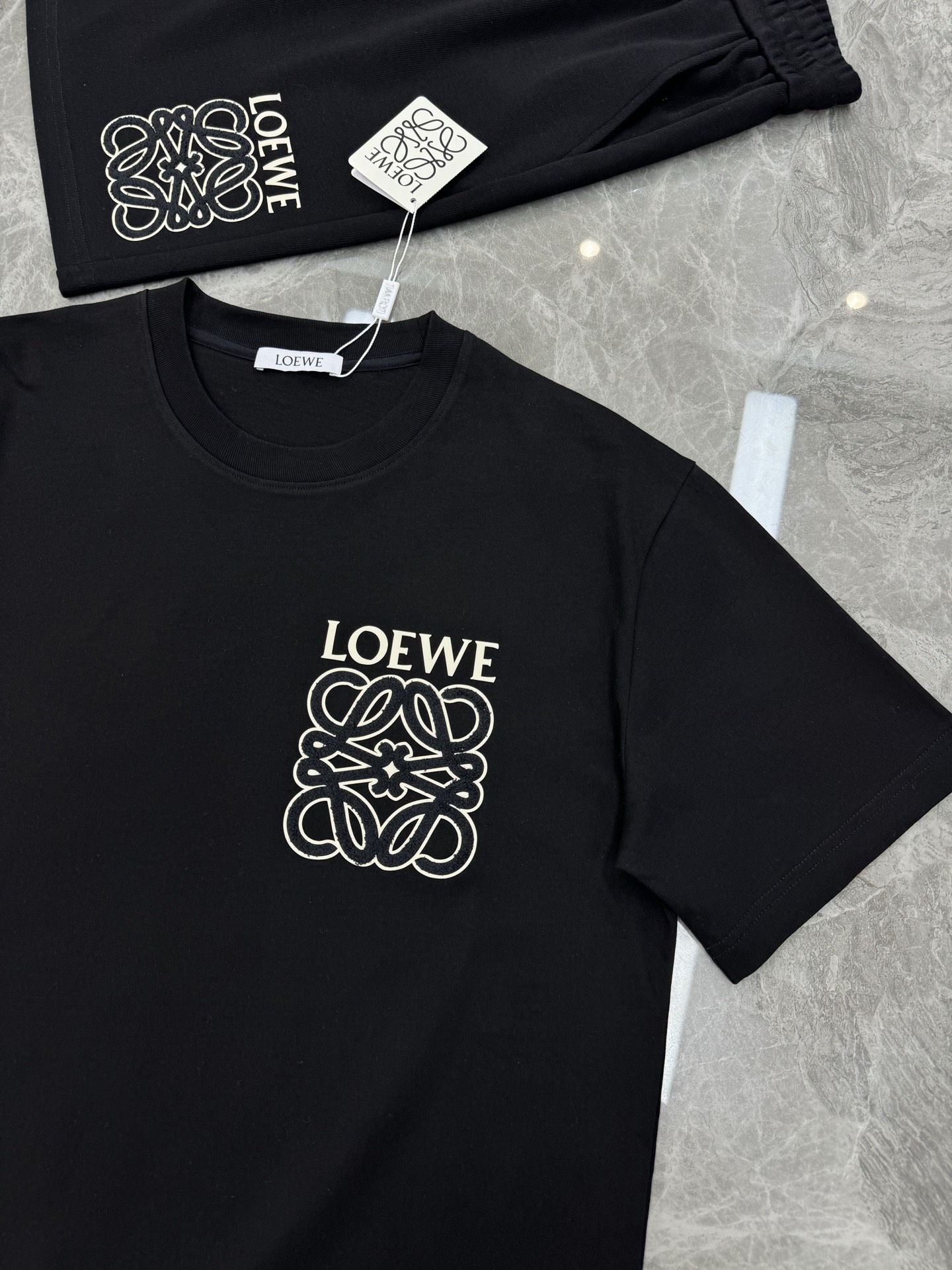 NO:473783,LOEWE 25s new set!  The same style for men and women. It uses 260g pure cotton fabric. The upper body is very comfortable. The texture is different from ordinary cotton fabric. Classic graphic embroidery design. Shorts are elastic and comfortable with waist. Three standards are complete!  Color black, beige, code number M-3XL (175/140 jin recommended L), loewe, loewe, shorts, alexander wang19860909LOEWE罗意威25s新款套装！男女同款.采用260g纯棉面料.上身非常的舒服.质感区别于普通棉质面料..经典图形绣花设计.短裤松紧腰头舒适.三标齐！颜色黑色.米白.码数M-3XL（175/140斤建议L）,,loewe,loewe,shorts,alexander wang,Men's clothing